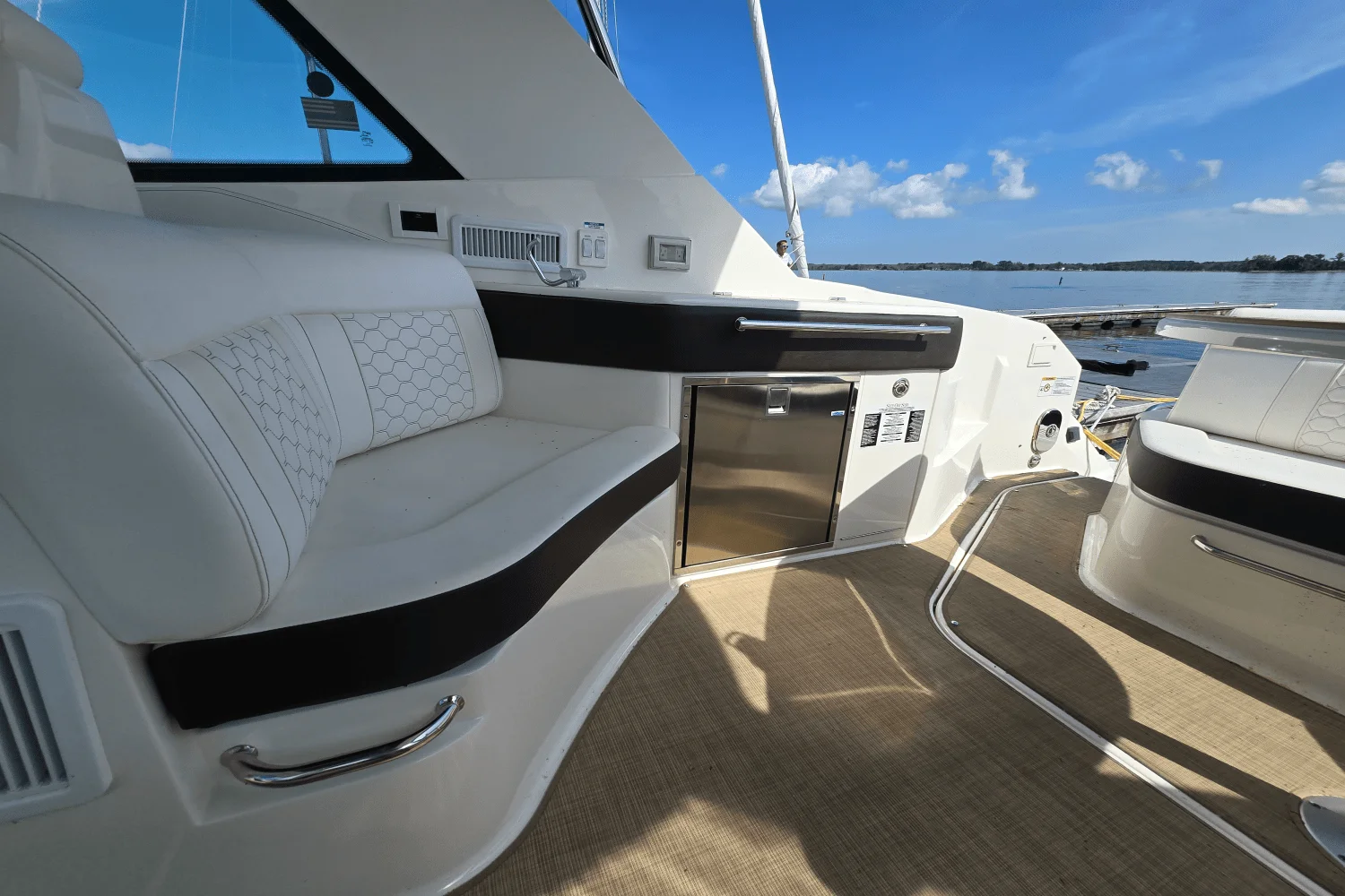 2021 Sea Ray 320 SUNDANCER COUPE Image Thumbnail #6
