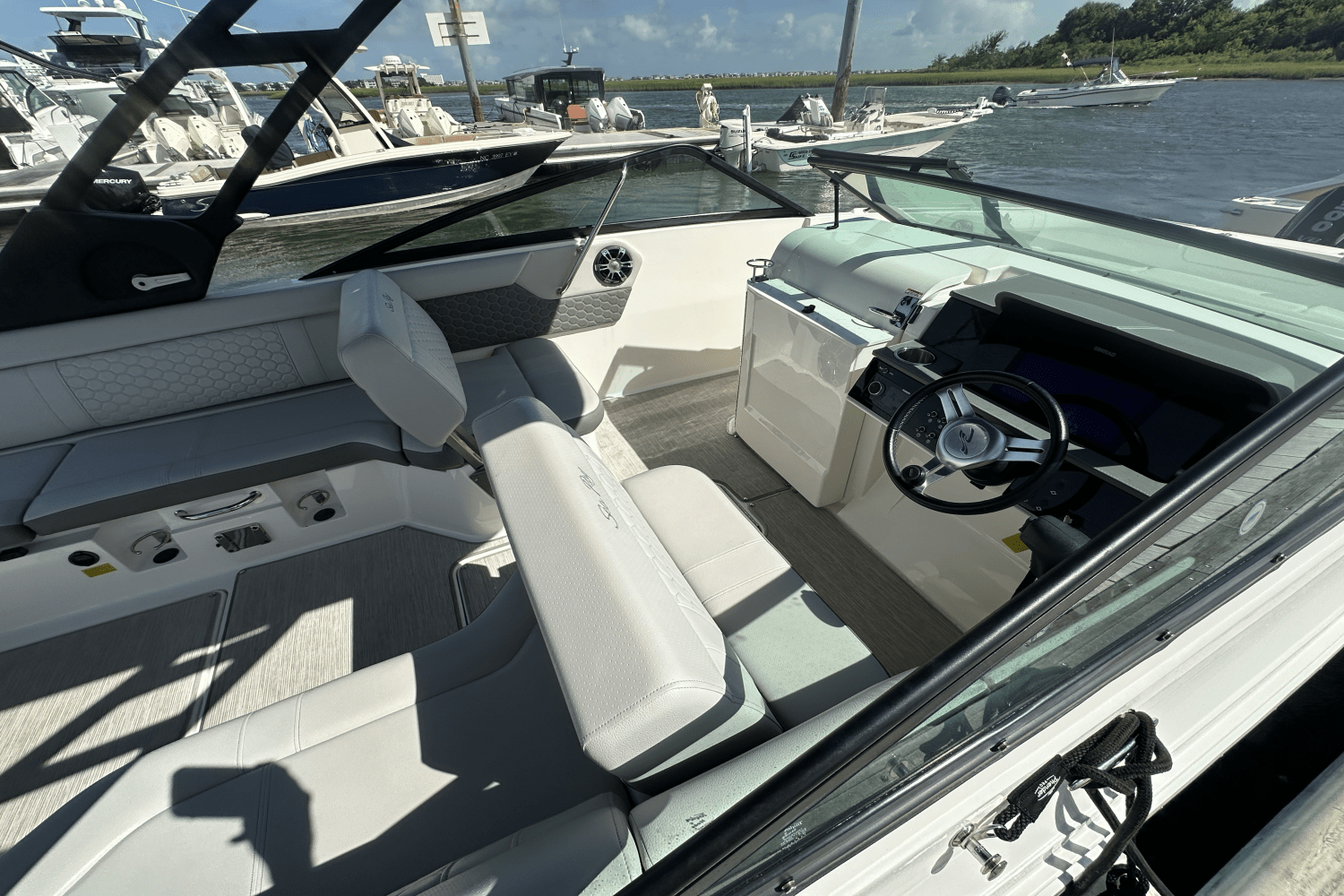 2021 Sea Ray 250 SDX OUTBOARD Image Thumbnail #2