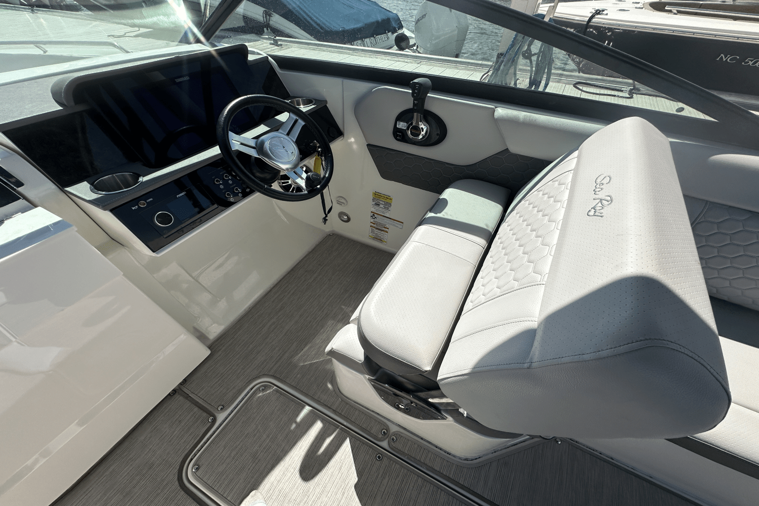 2021 Sea Ray 250 SDX OUTBOARD Image Thumbnail #9