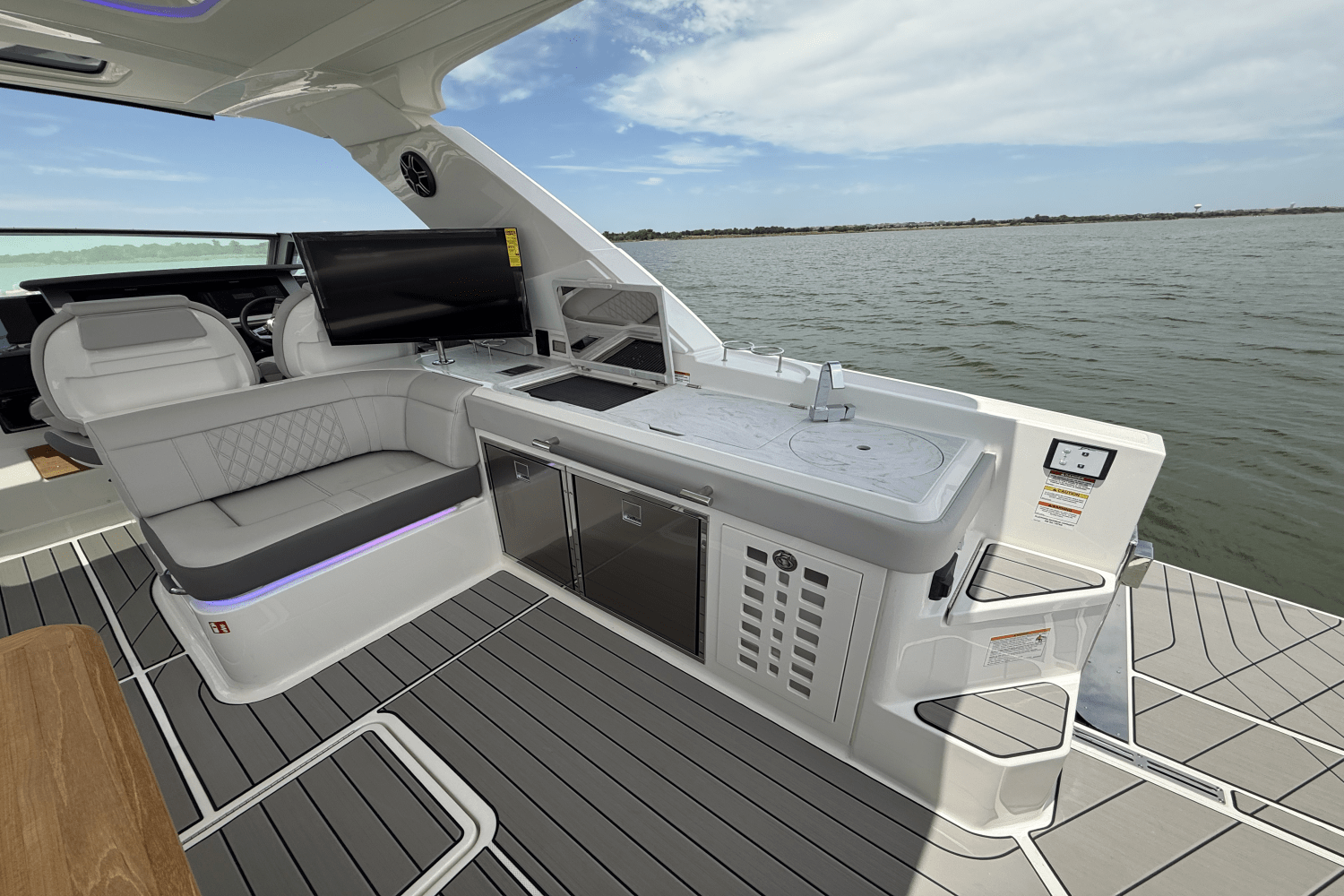 2025 Sea Ray SLX 400 Outboard Image Thumbnail #25