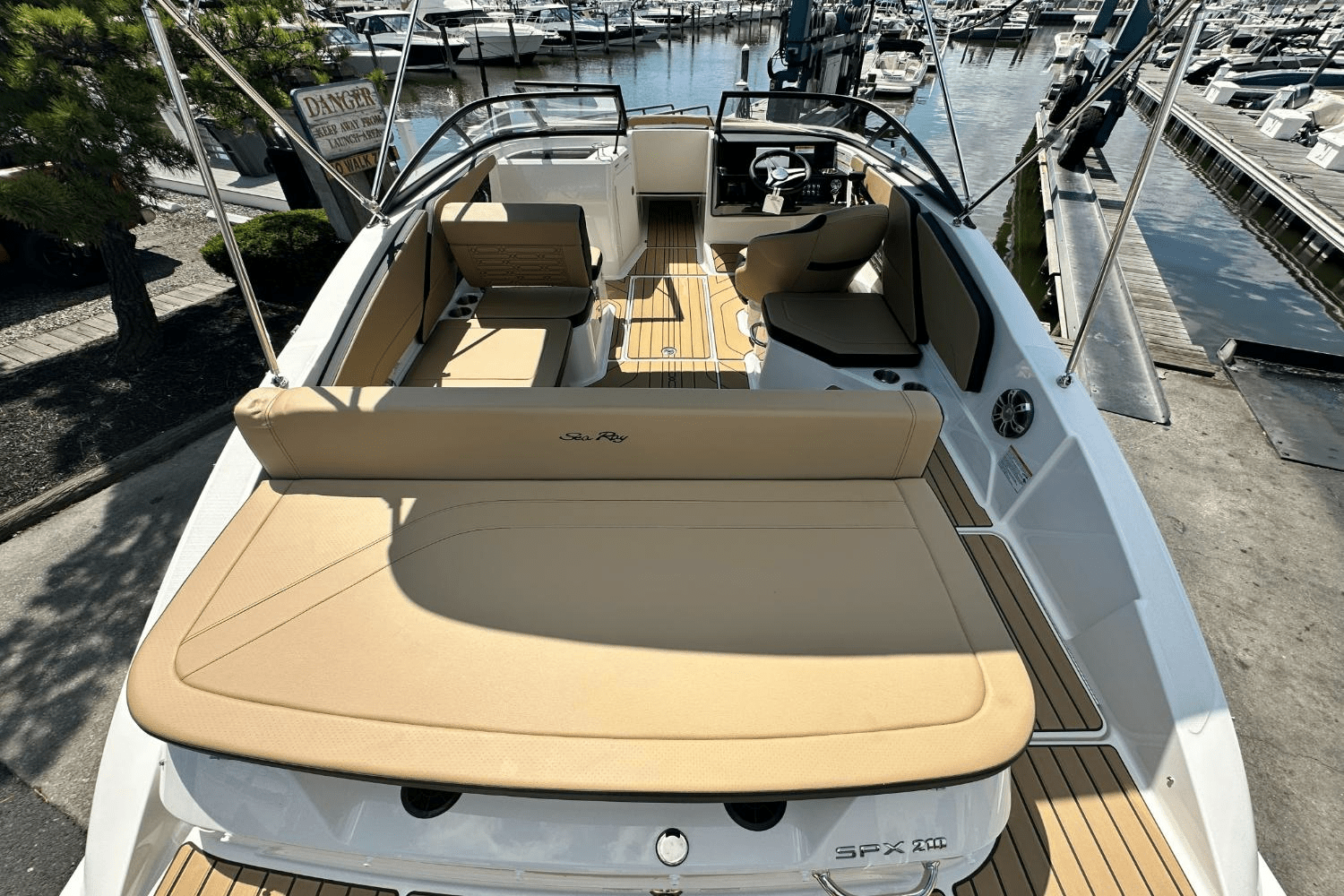 2025 Sea Ray SPX 210 Image Thumbnail #4