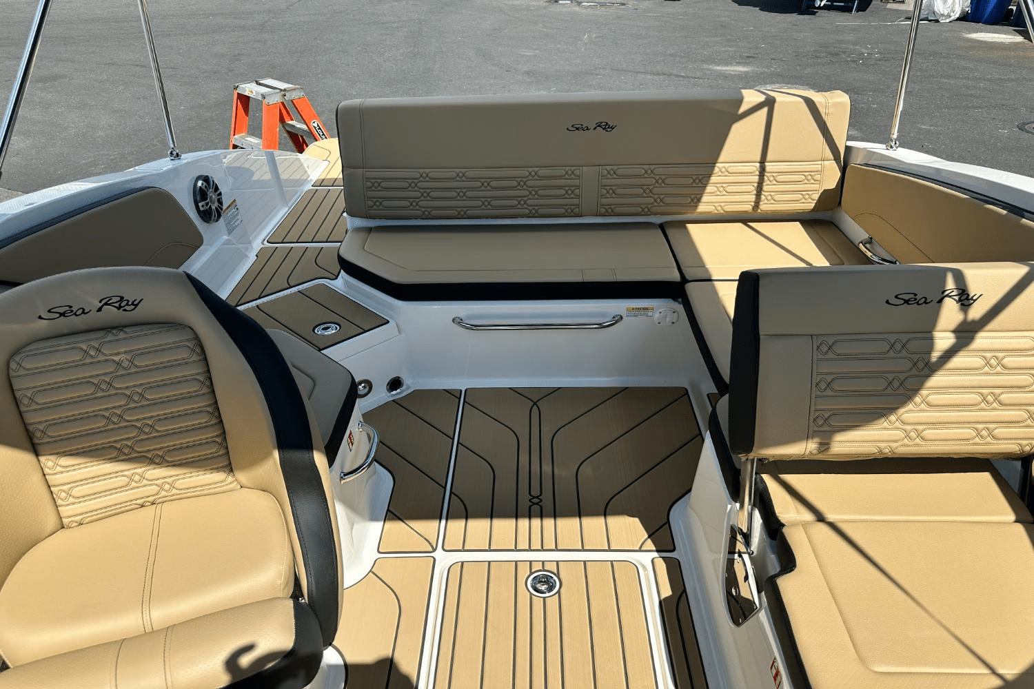 2025 Sea Ray SPX 210 Image Thumbnail #8