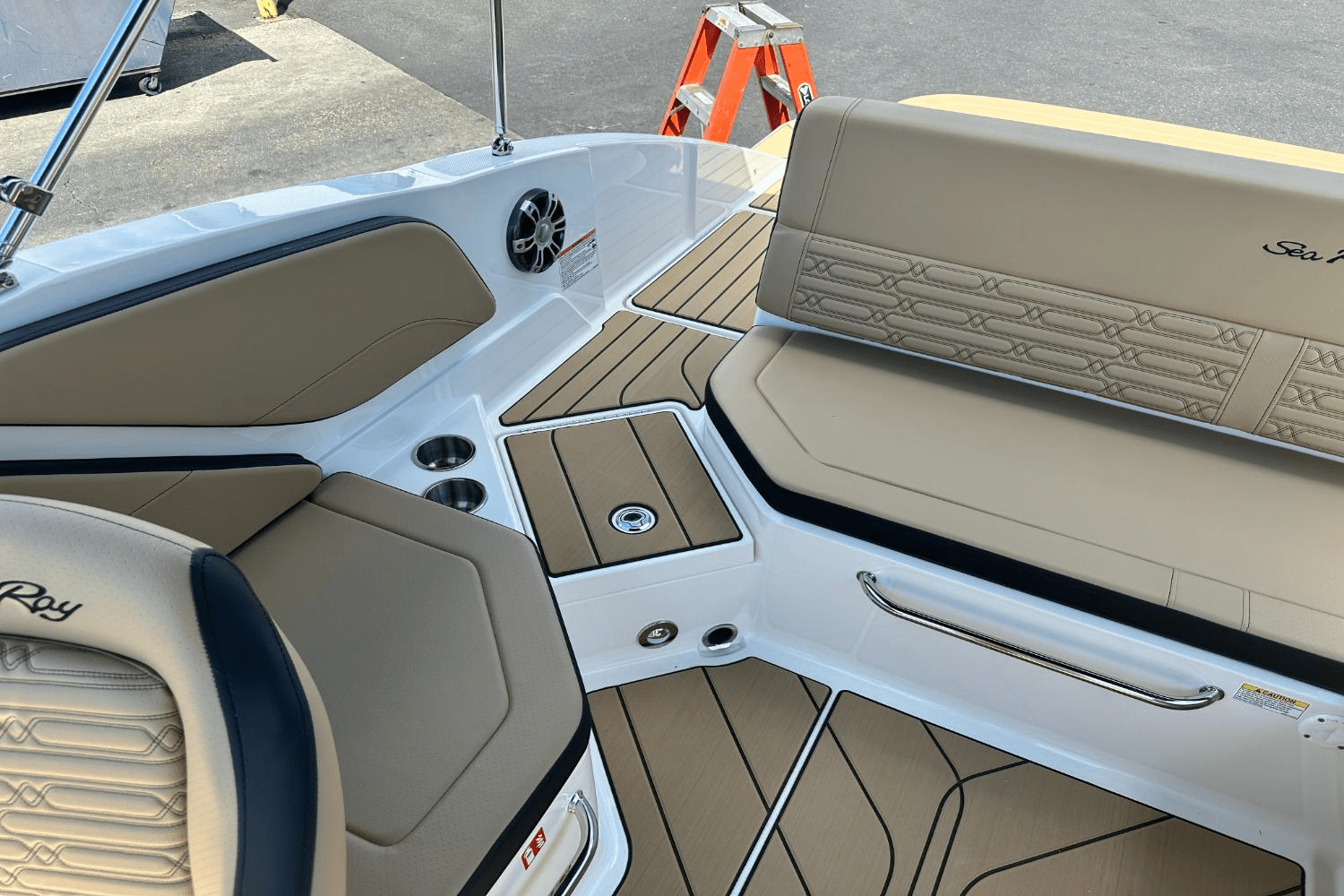 2025 Sea Ray SPX 210 Image Thumbnail #7