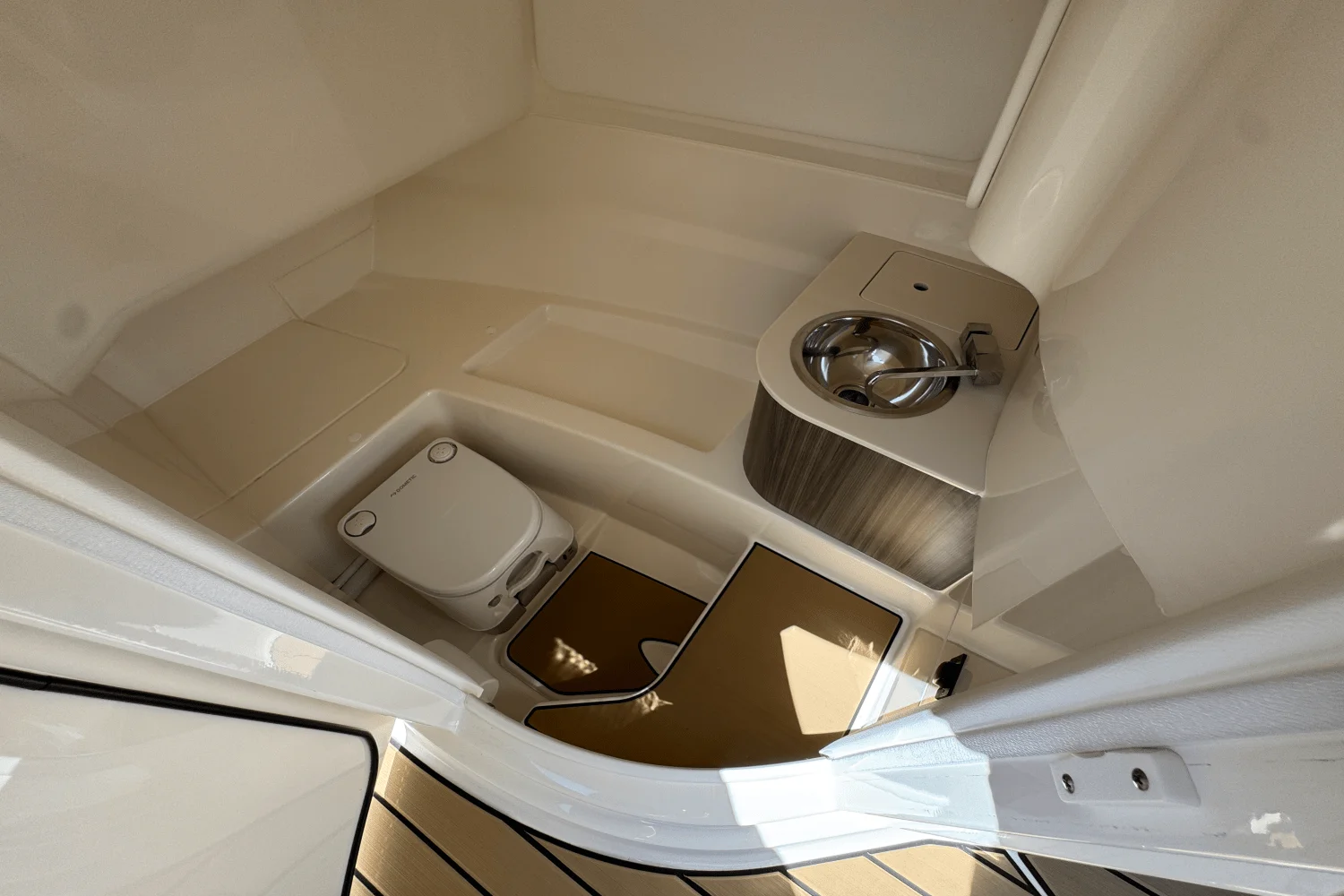 2025 Sea Ray 250 SDX Image Thumbnail #16