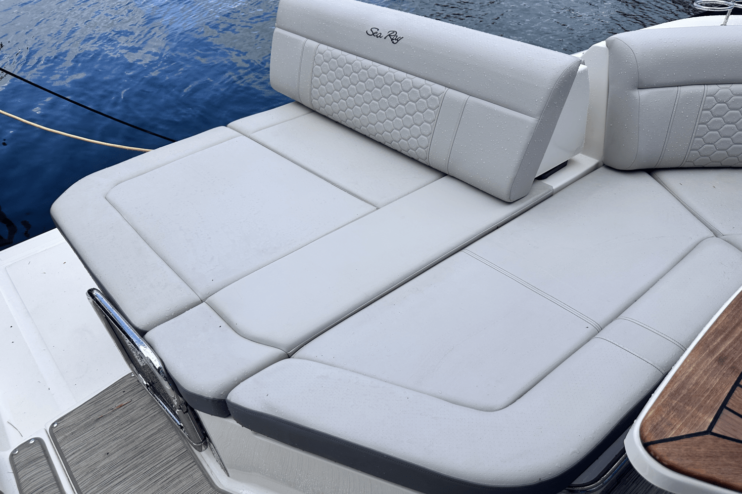 2022 Sea Ray 320 SUNDANCER Image Thumbnail #16
