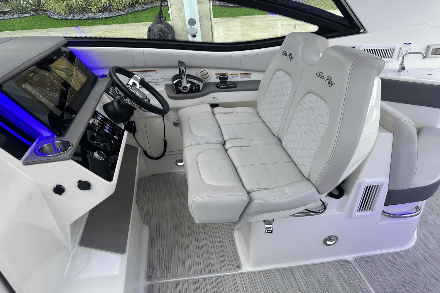 2022 Sea Ray 320 SUNDANCER Image Thumbnail #12