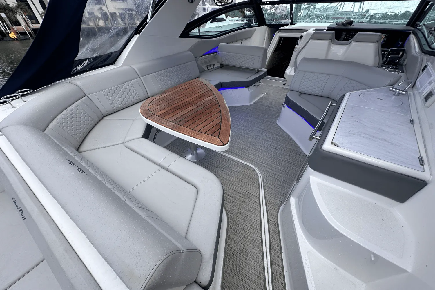 2022 Sea Ray 320 SUNDANCER Image Thumbnail #9