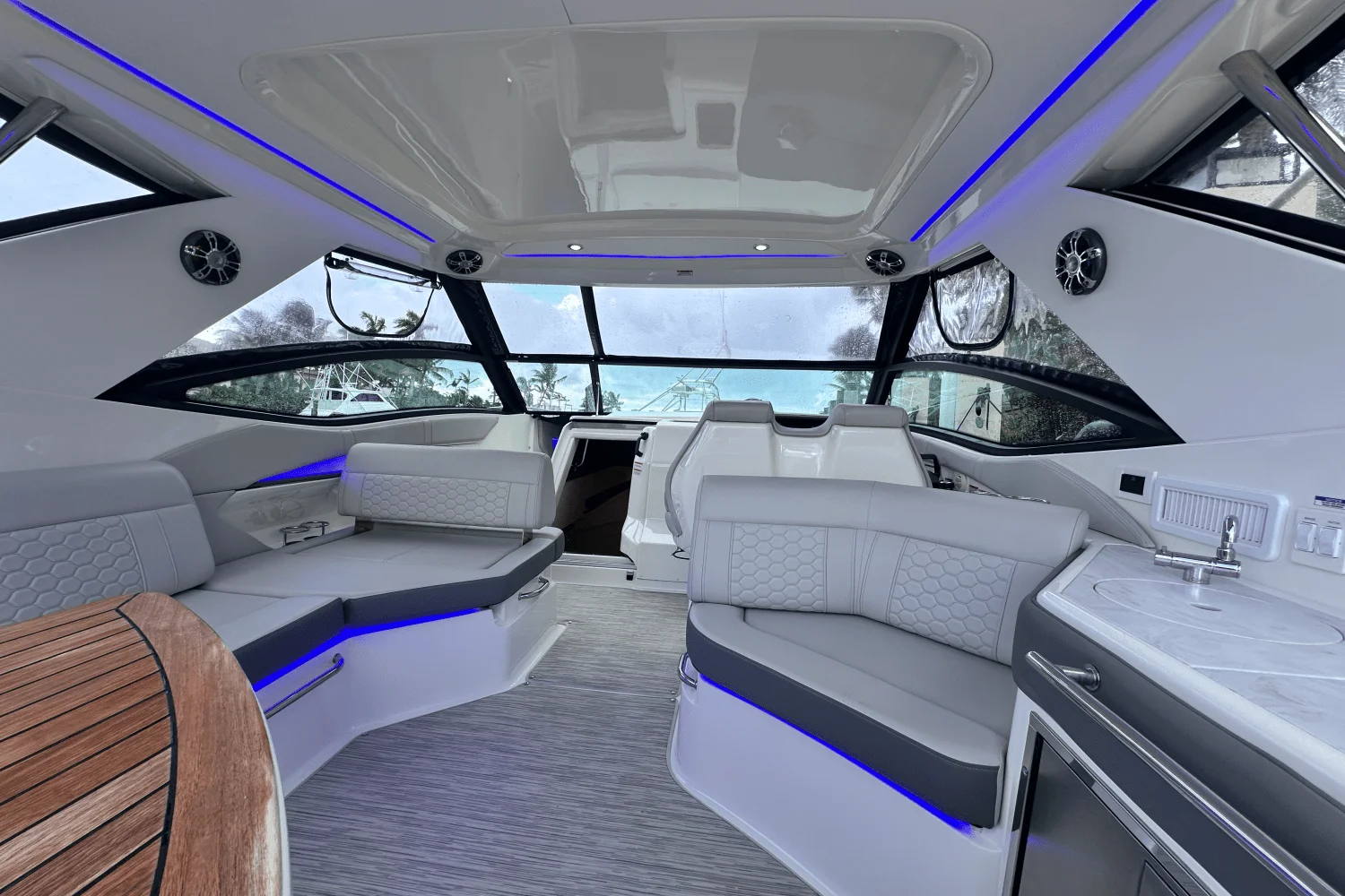 2022 Sea Ray 320 SUNDANCER Image Thumbnail #8