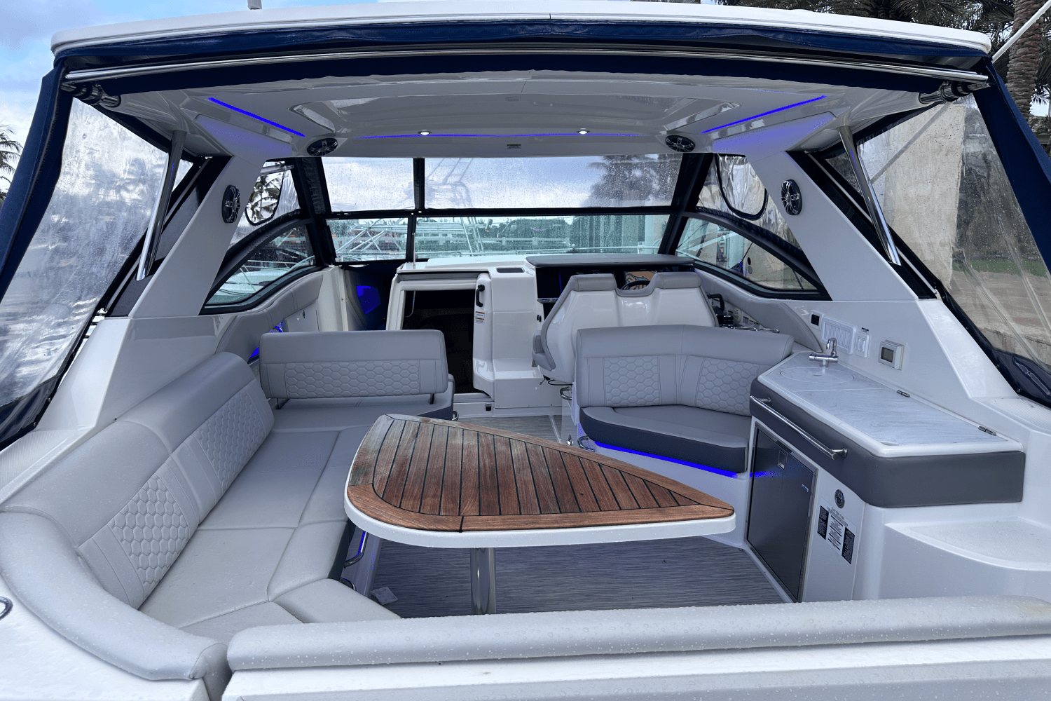 2022 Sea Ray 320 SUNDANCER Image Thumbnail #6