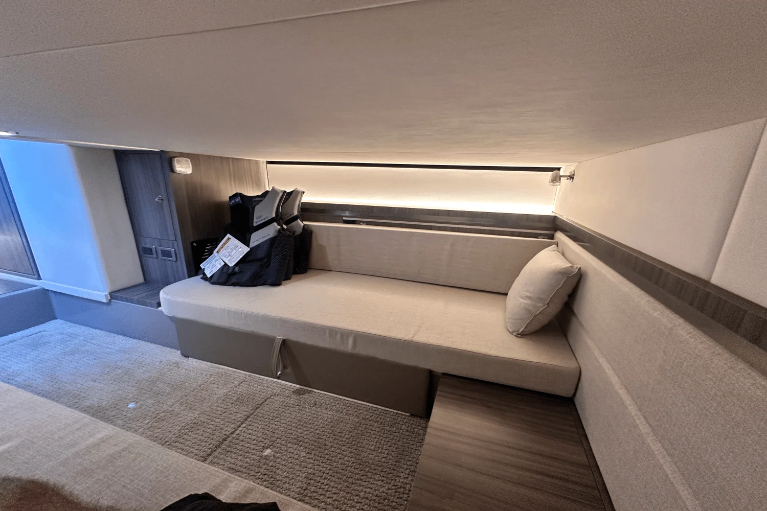 2022 Sea Ray 320 SUNDANCER Image Thumbnail #26