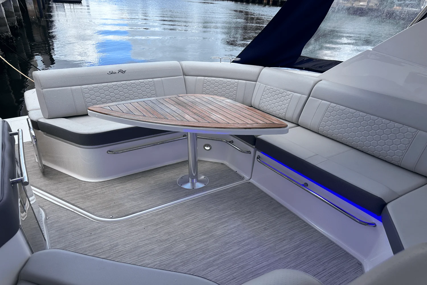 2022 Sea Ray 320 SUNDANCER Image Thumbnail #7