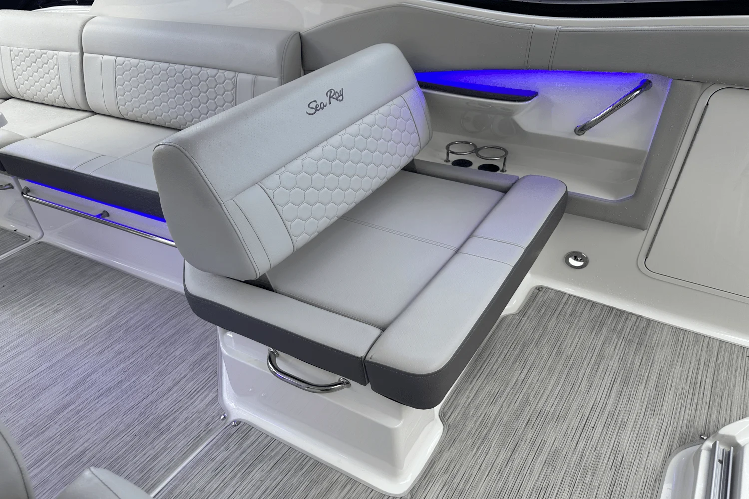 2022 Sea Ray 320 SUNDANCER Image Thumbnail #13