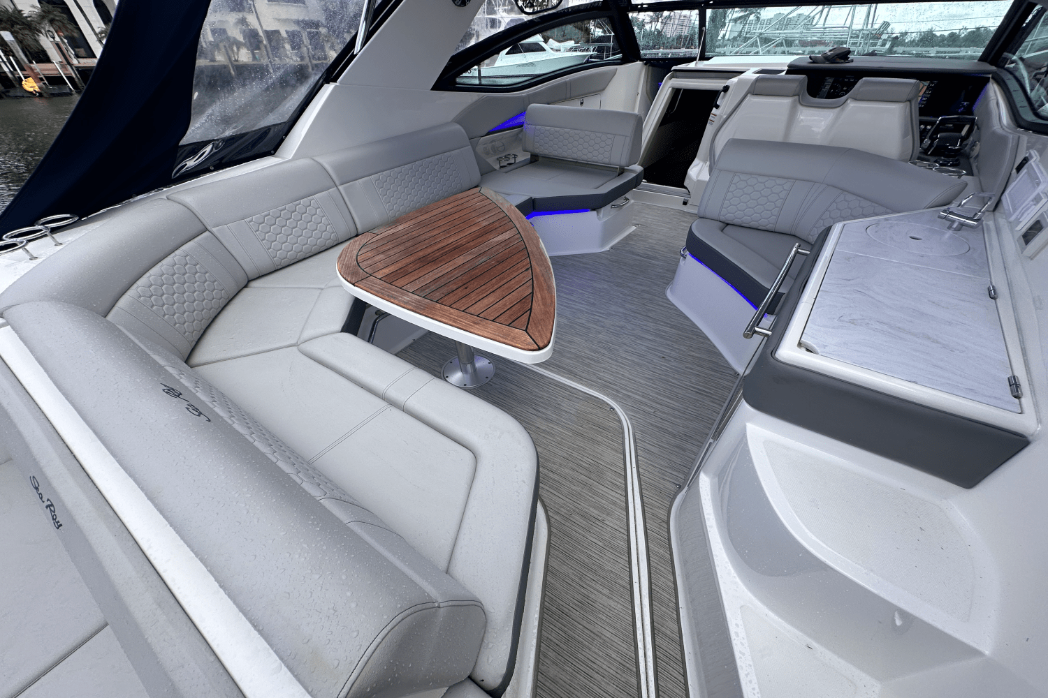 2022 Sea Ray 320 SUNDANCER Image Thumbnail #9