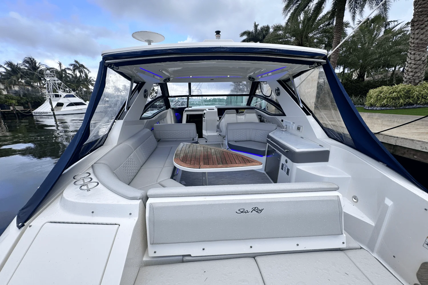 2022 Sea Ray 320 SUNDANCER Image Thumbnail #4