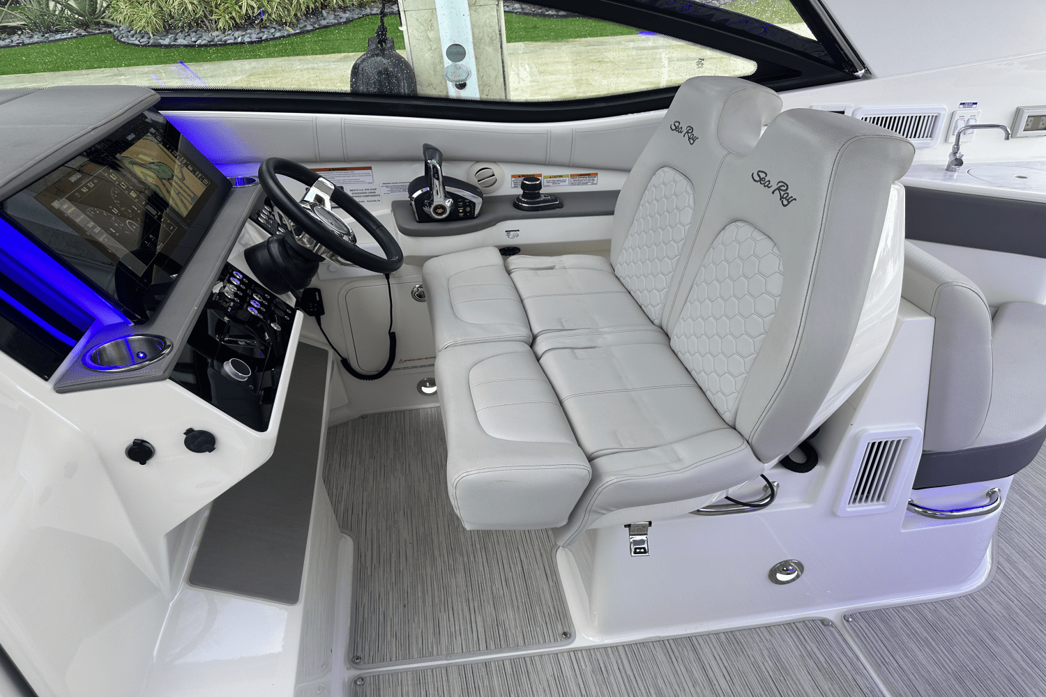 2022 Sea Ray 320 SUNDANCER Image Thumbnail #12