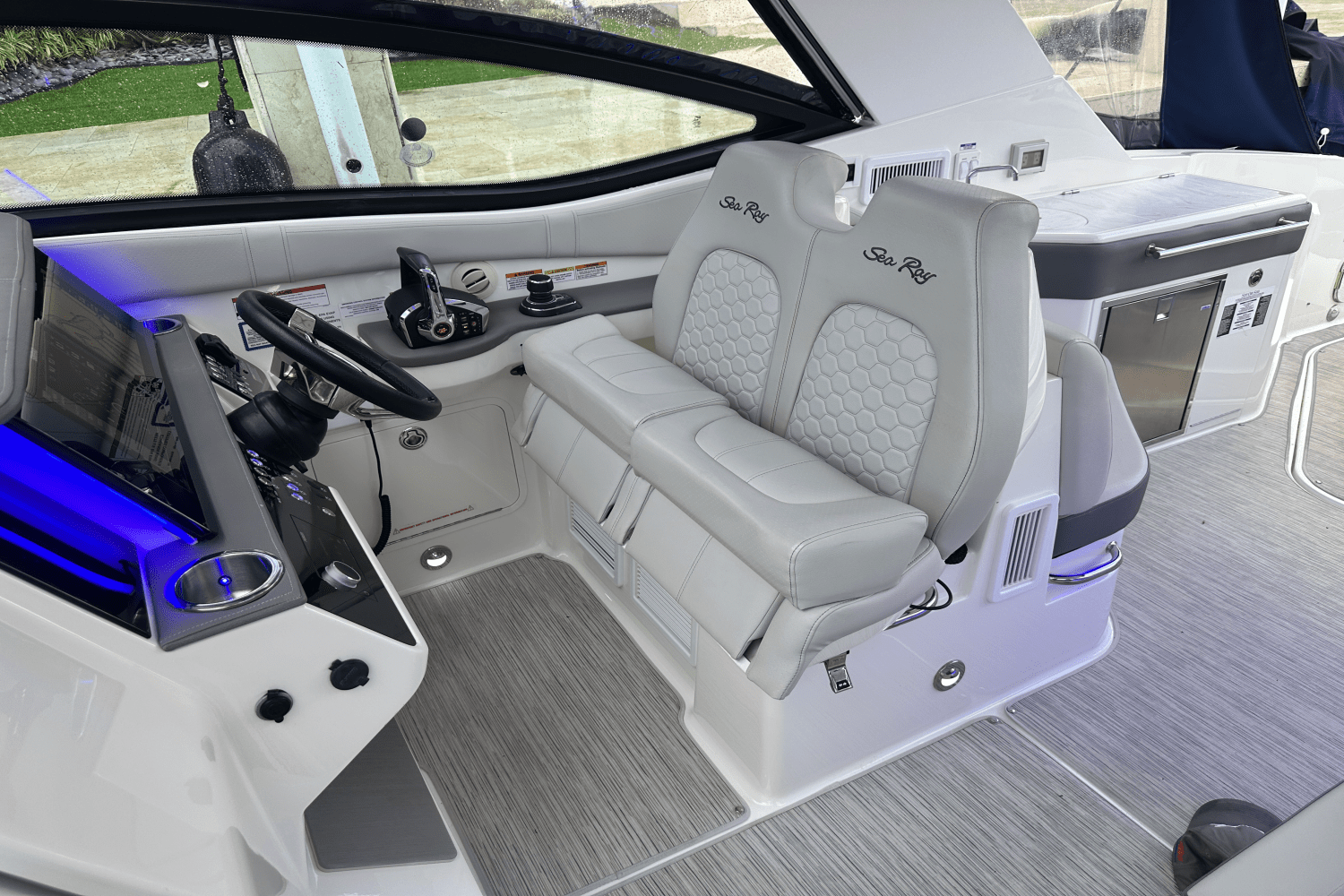 2022 Sea Ray 320 SUNDANCER Image Thumbnail #11