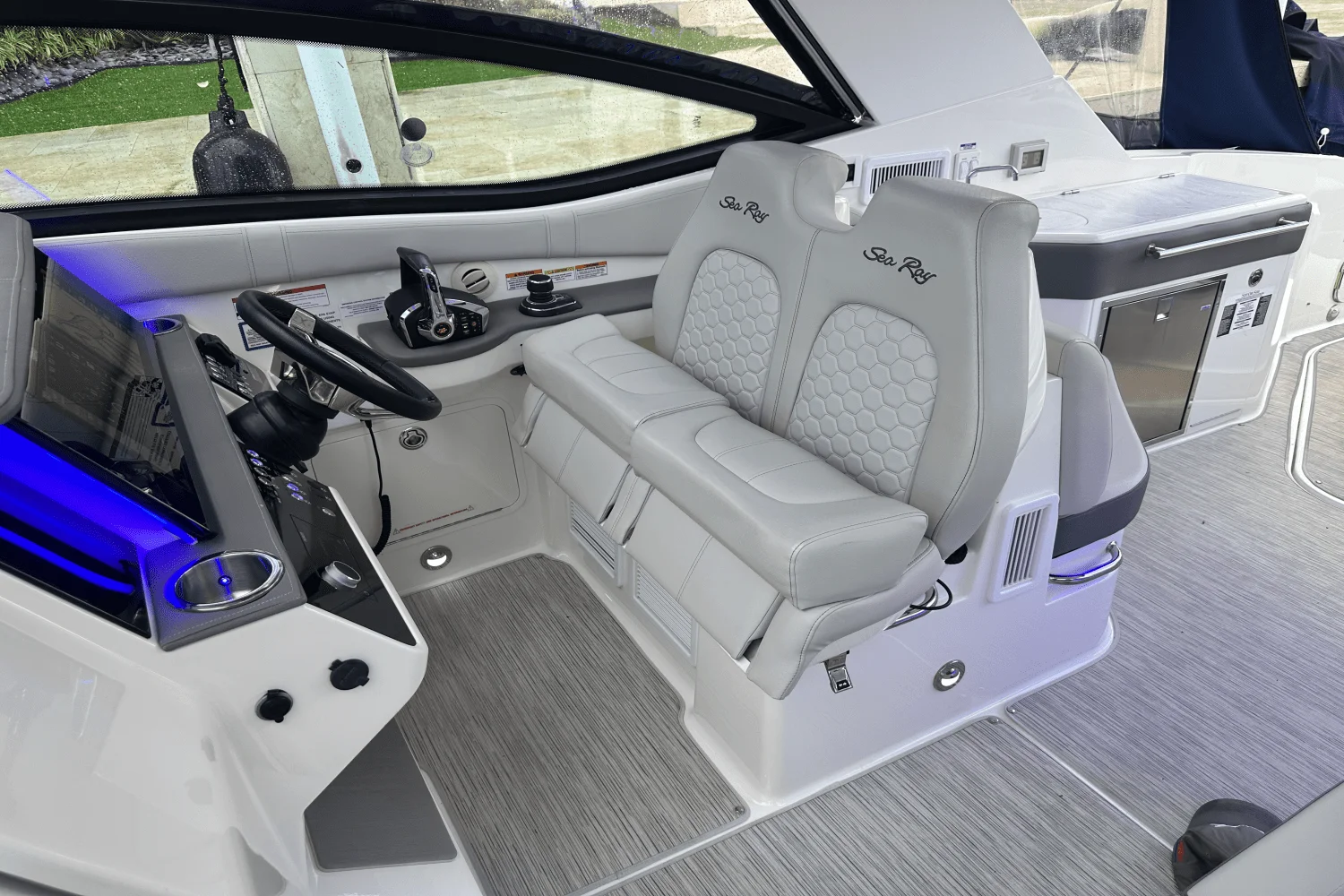 2022 Sea Ray 320 SUNDANCER Image Thumbnail #11