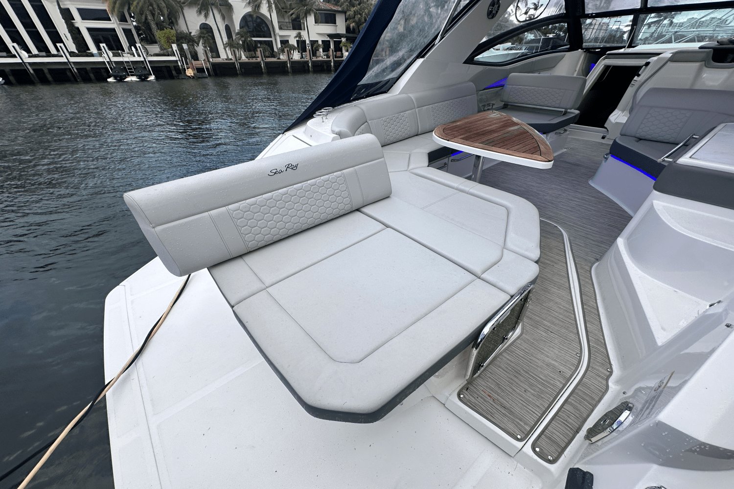 2022 Sea Ray 320 SUNDANCER Image Thumbnail #15