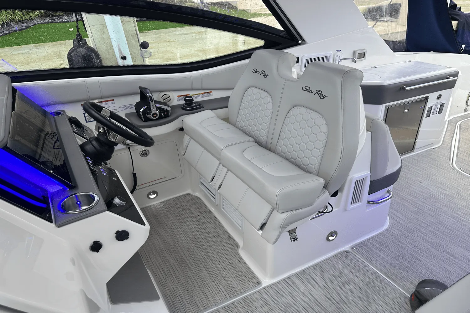 2022 Sea Ray 320 SUNDANCER Image Thumbnail #11