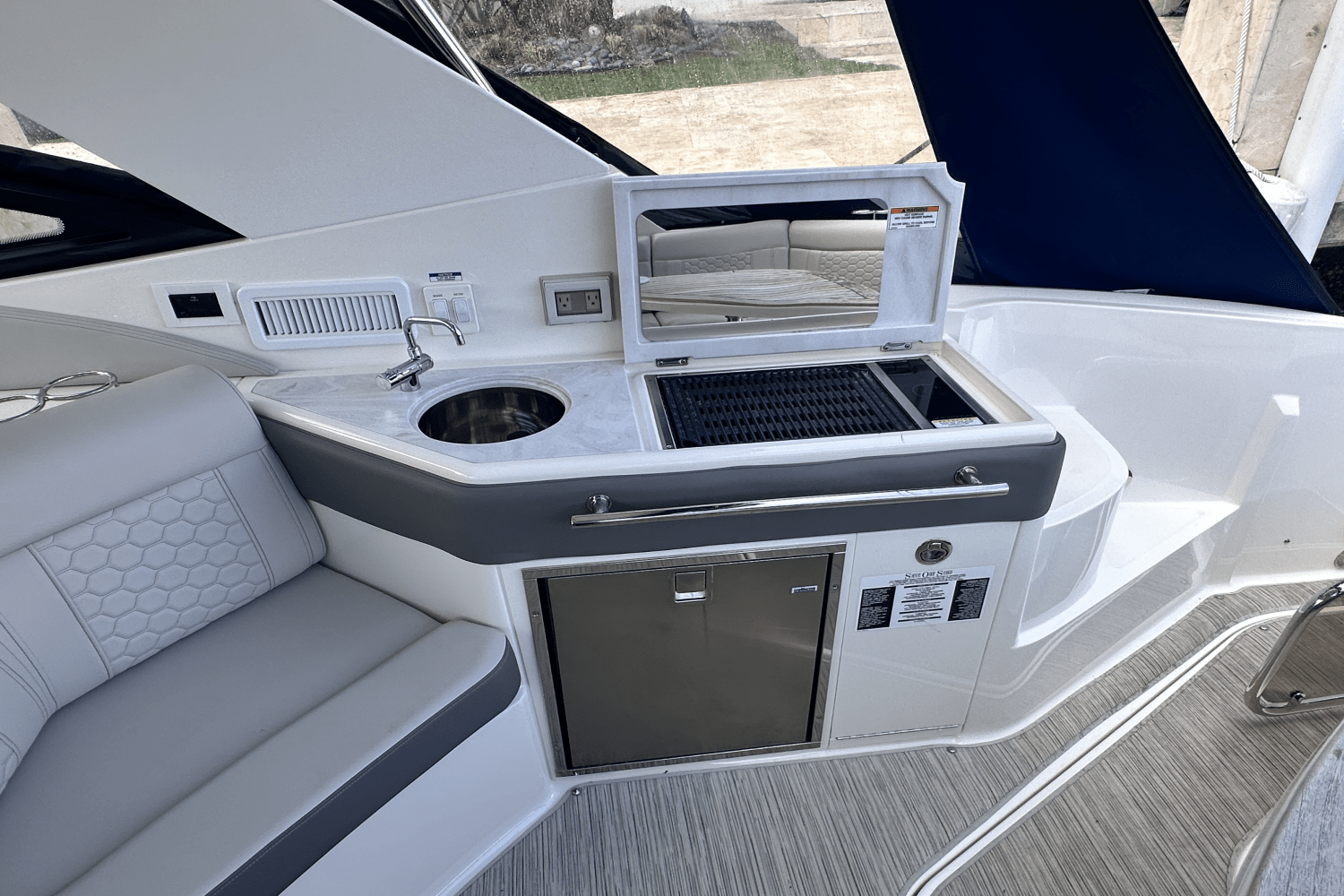 2022 Sea Ray 320 SUNDANCER Image Thumbnail #14