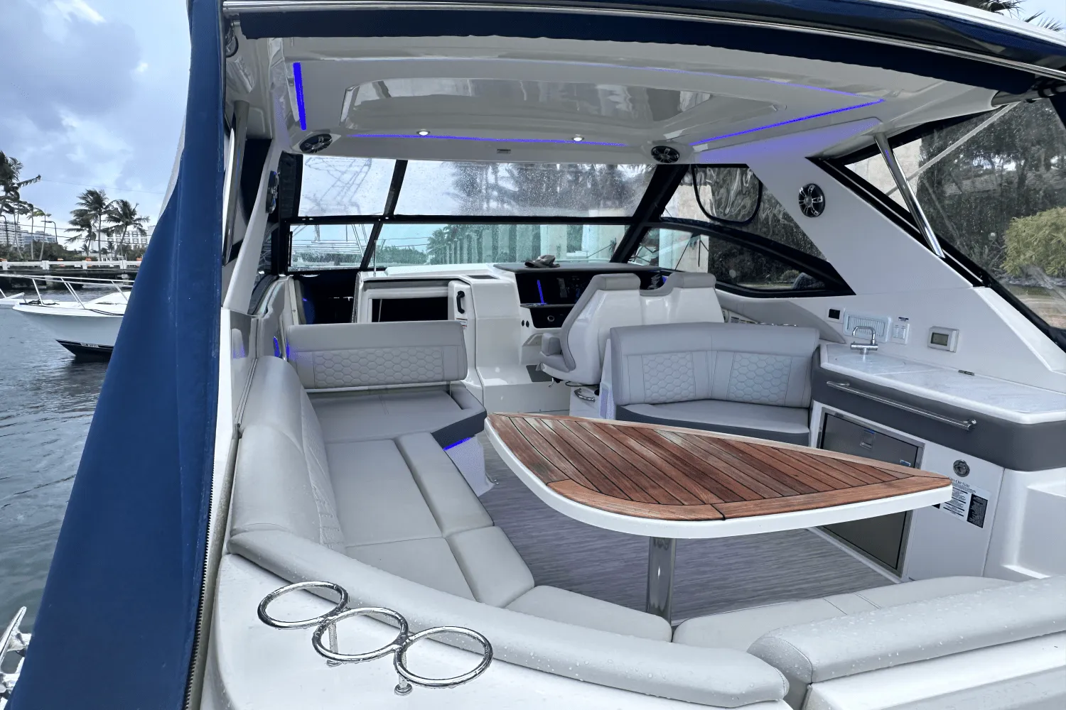 2022 Sea Ray 320 SUNDANCER Image Thumbnail #5