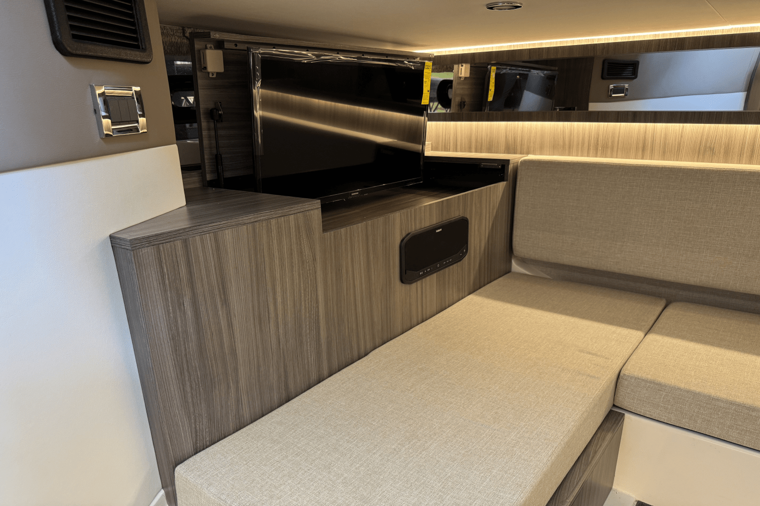 2024 Sea Ray Sundancer 370 Image Thumbnail #21