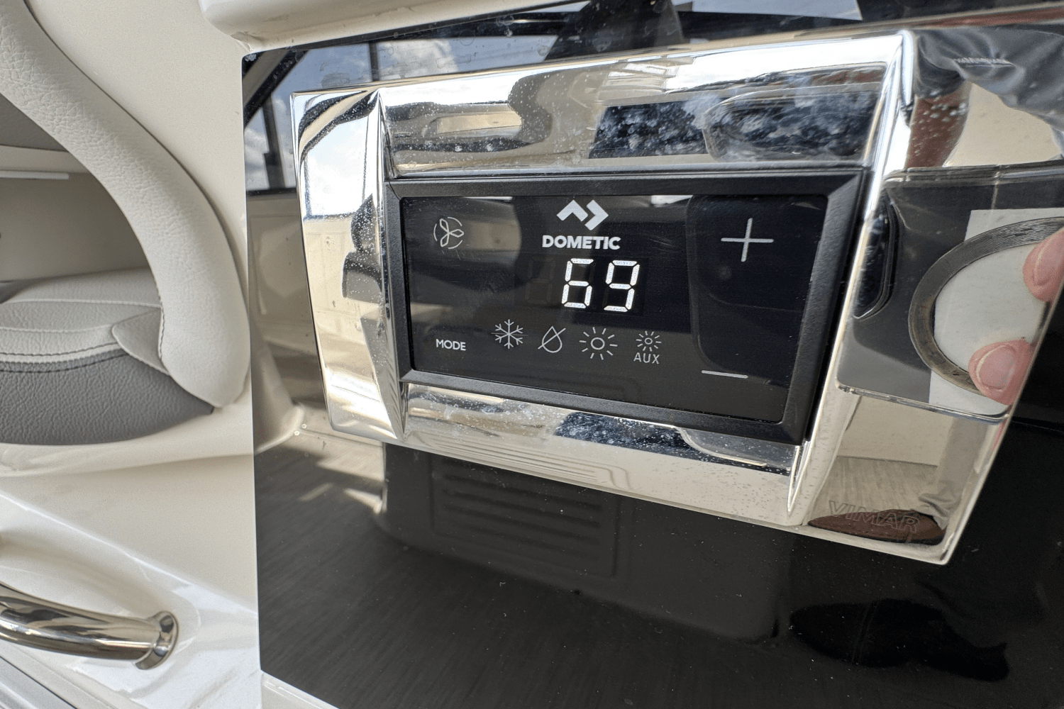 2024 Sea Ray Sundancer 370 Image Thumbnail #13
