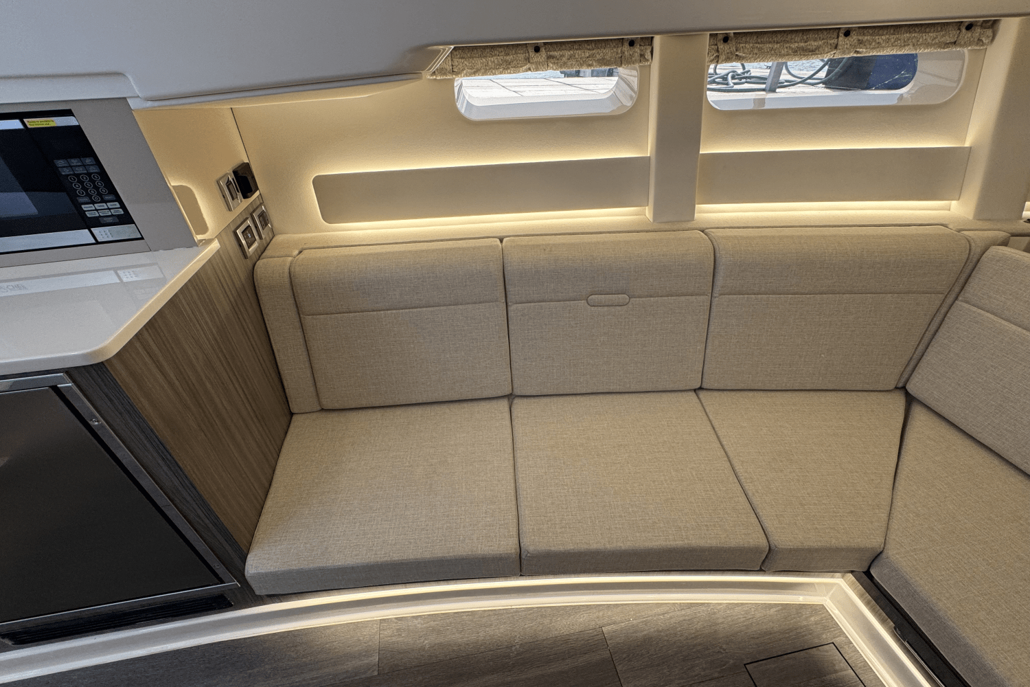2024 Sea Ray Sundancer 370 Image Thumbnail #16