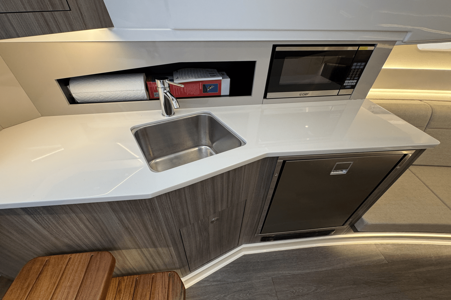 2024 Sea Ray Sundancer 370 Image Thumbnail #14