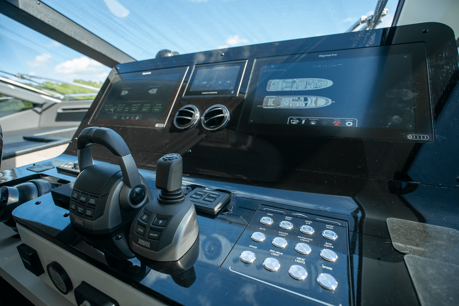 2023 Azimut
                                                             60 FLY Image Thumbnail #36
