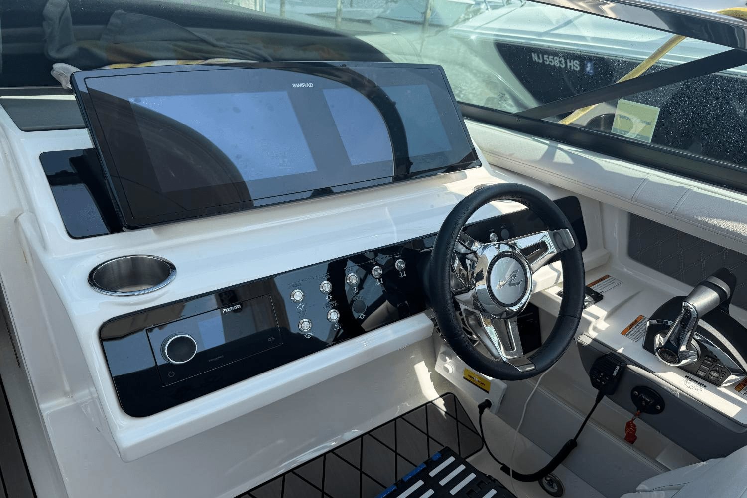 2023 Sea Ray SLX 310 Outboard Image Thumbnail #10
