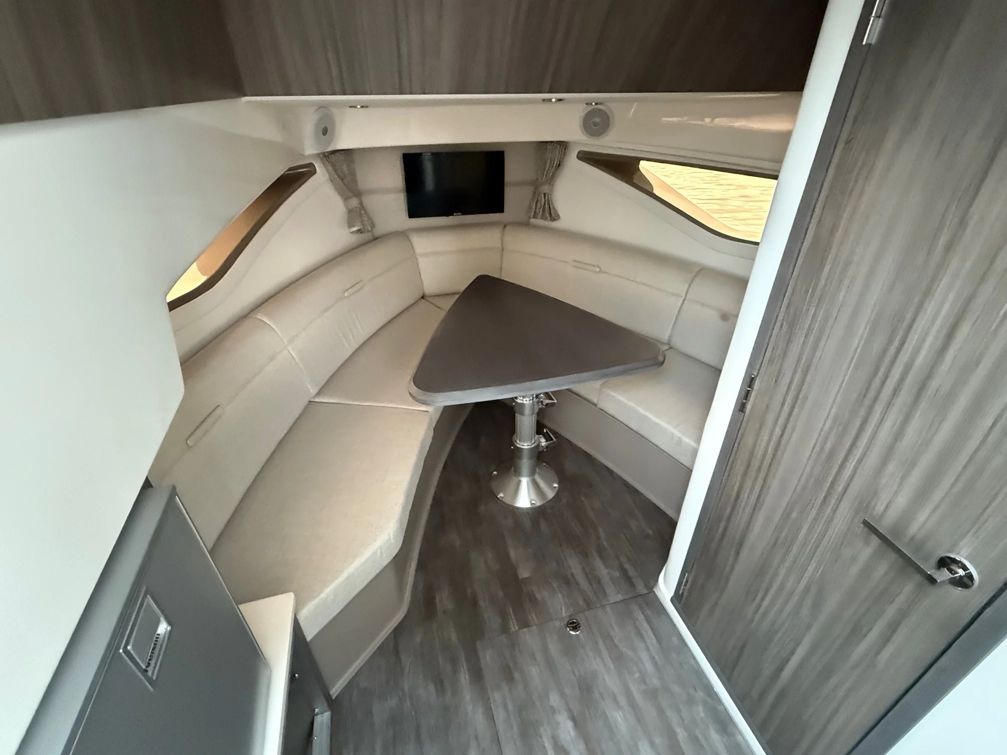 2026 Sea Ray Sundancer 320 Outboard Image Thumbnail #18