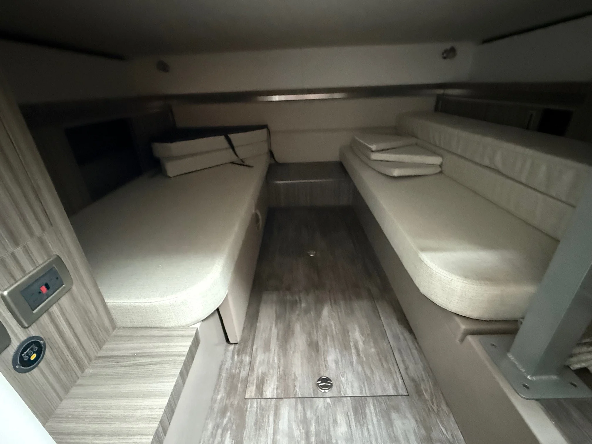 2026 Sea Ray Sundancer 320 Outboard Image Thumbnail #16