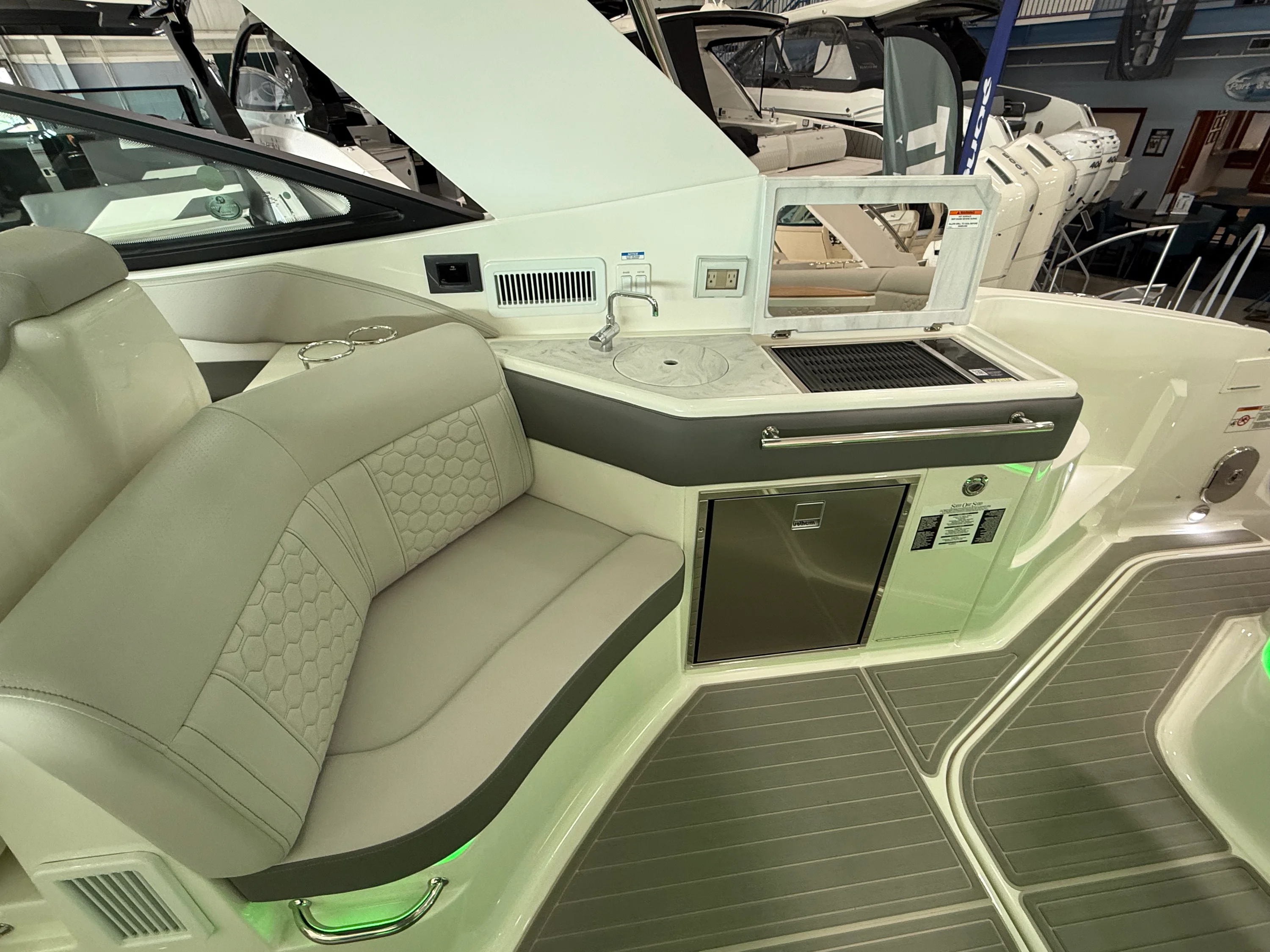 2026 Sea Ray Sundancer 320 Image Thumbnail #84