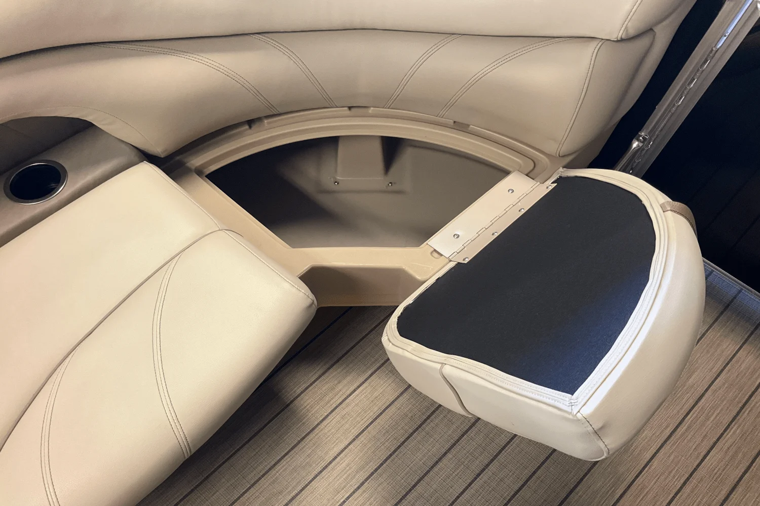 2018 Sylvan 8520 CNF Image Thumbnail #29