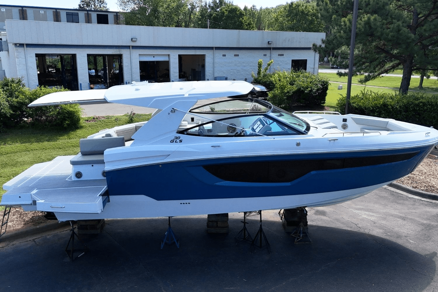 2026 Cruisers Yachts 38 GLS Image Thumbnail #1