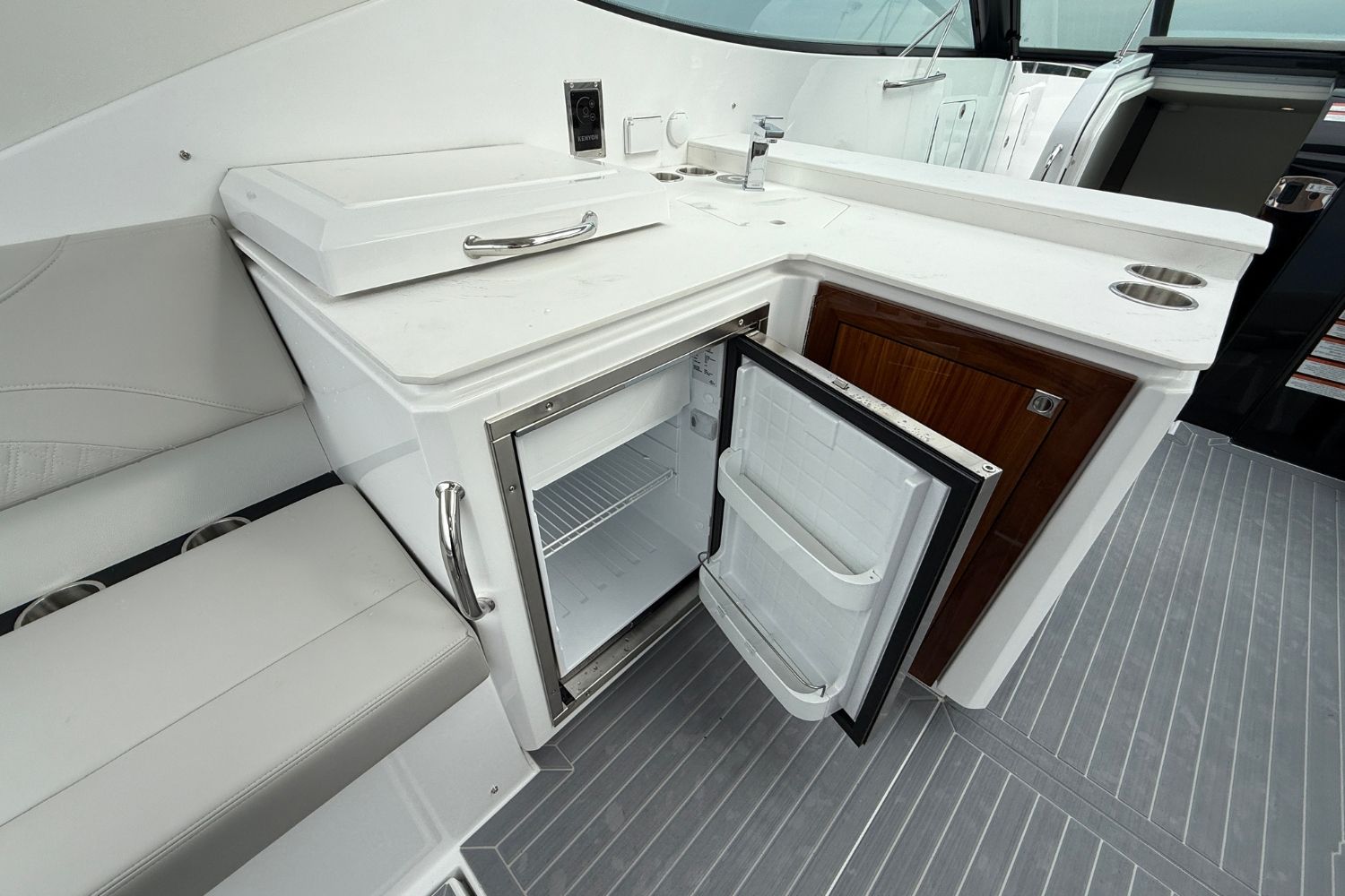 2026 Cruisers Yachts 38 GLS Image Thumbnail #23