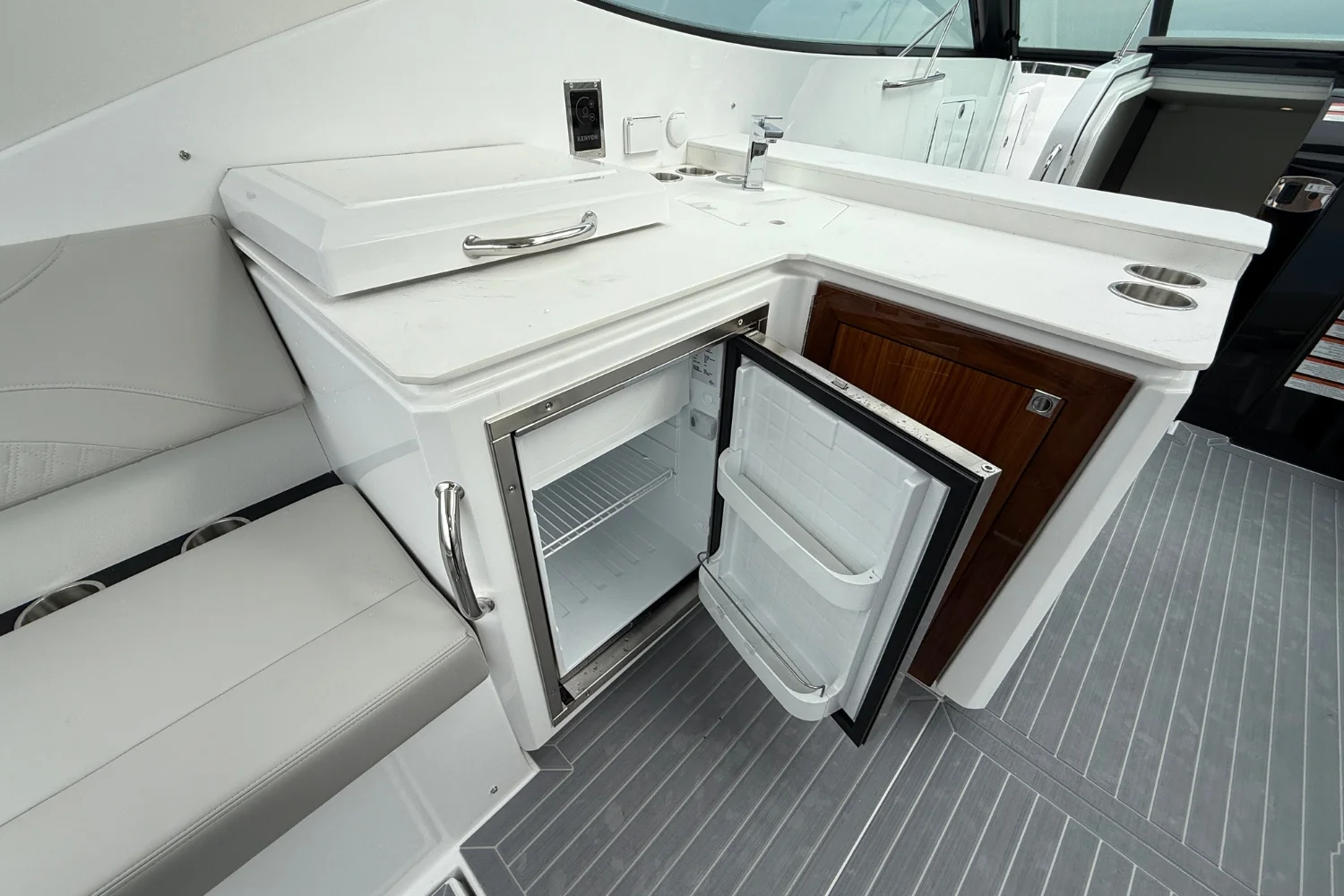 2026 Cruisers Yachts 38 GLS Image Thumbnail #23