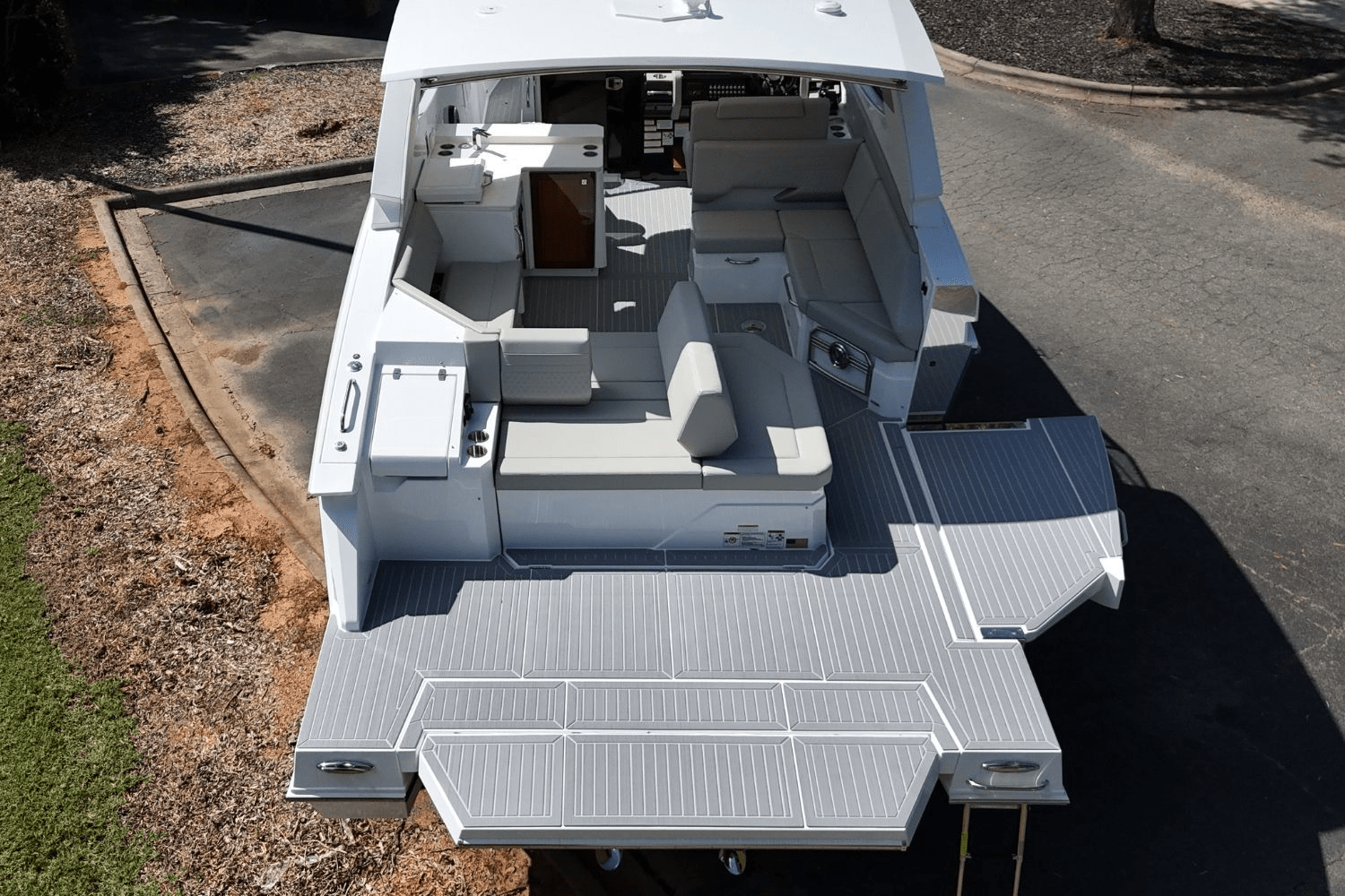 2026 Cruisers Yachts 38 GLS Image Thumbnail #17