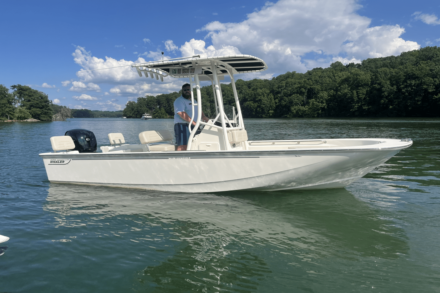 2024 Boston Whaler 19 MONTAUK Image Thumbnail #1