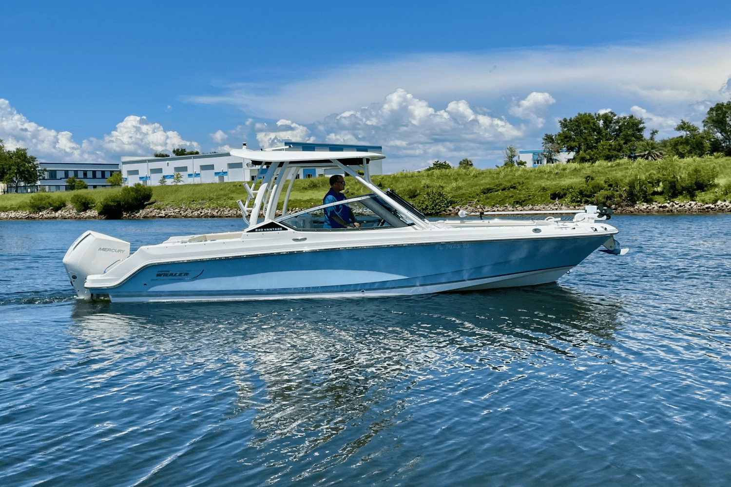 2023 Boston Whaler 240 VANTAGE Image Thumbnail #1