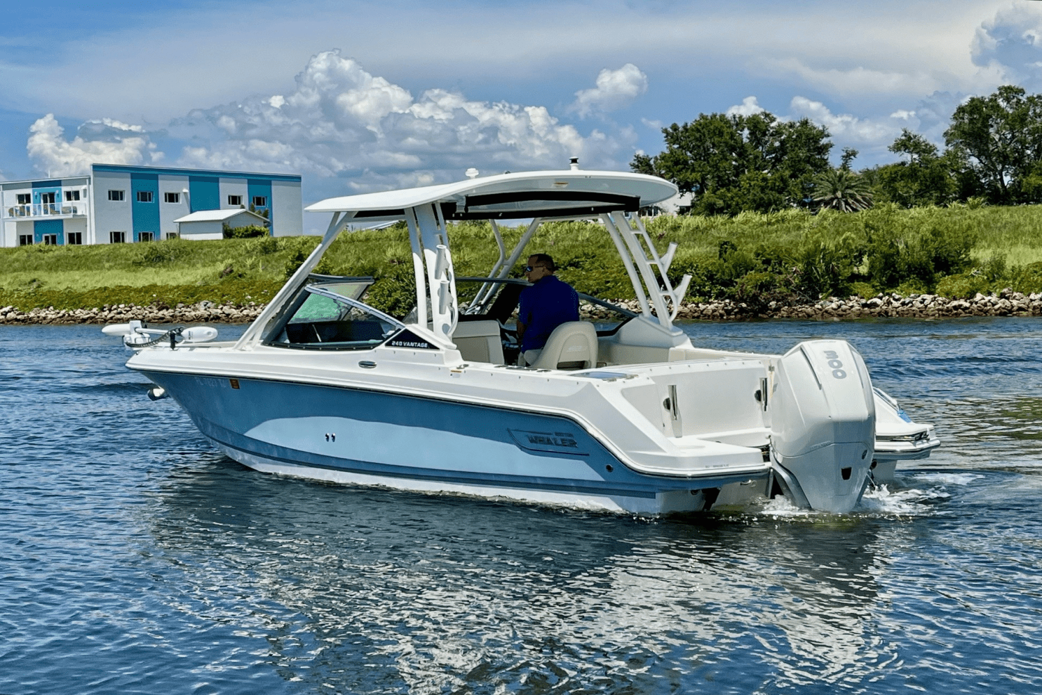 2023 Boston Whaler 240 VANTAGE Image Thumbnail #6