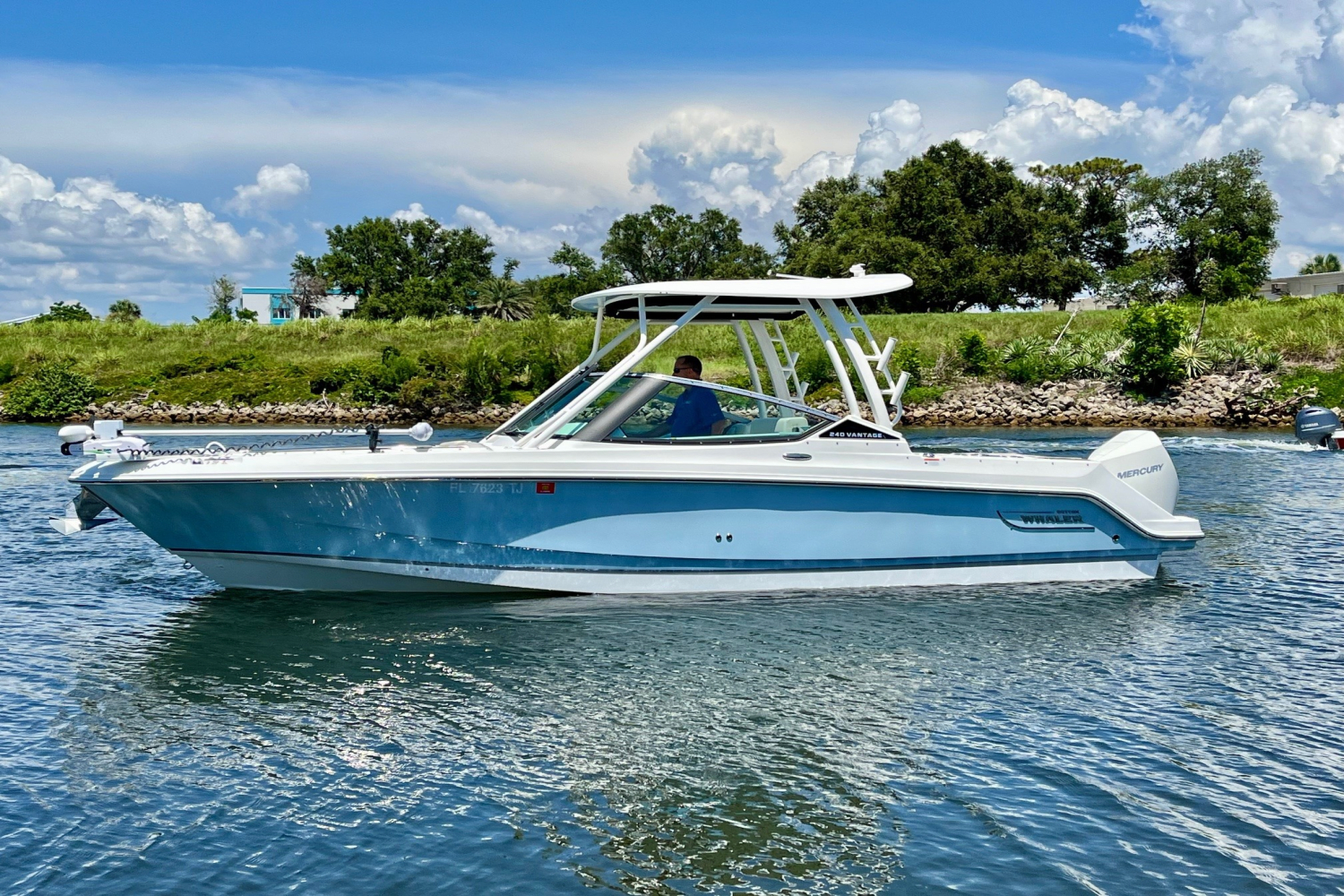 2023 Boston Whaler 240 VANTAGE Image Thumbnail #4
