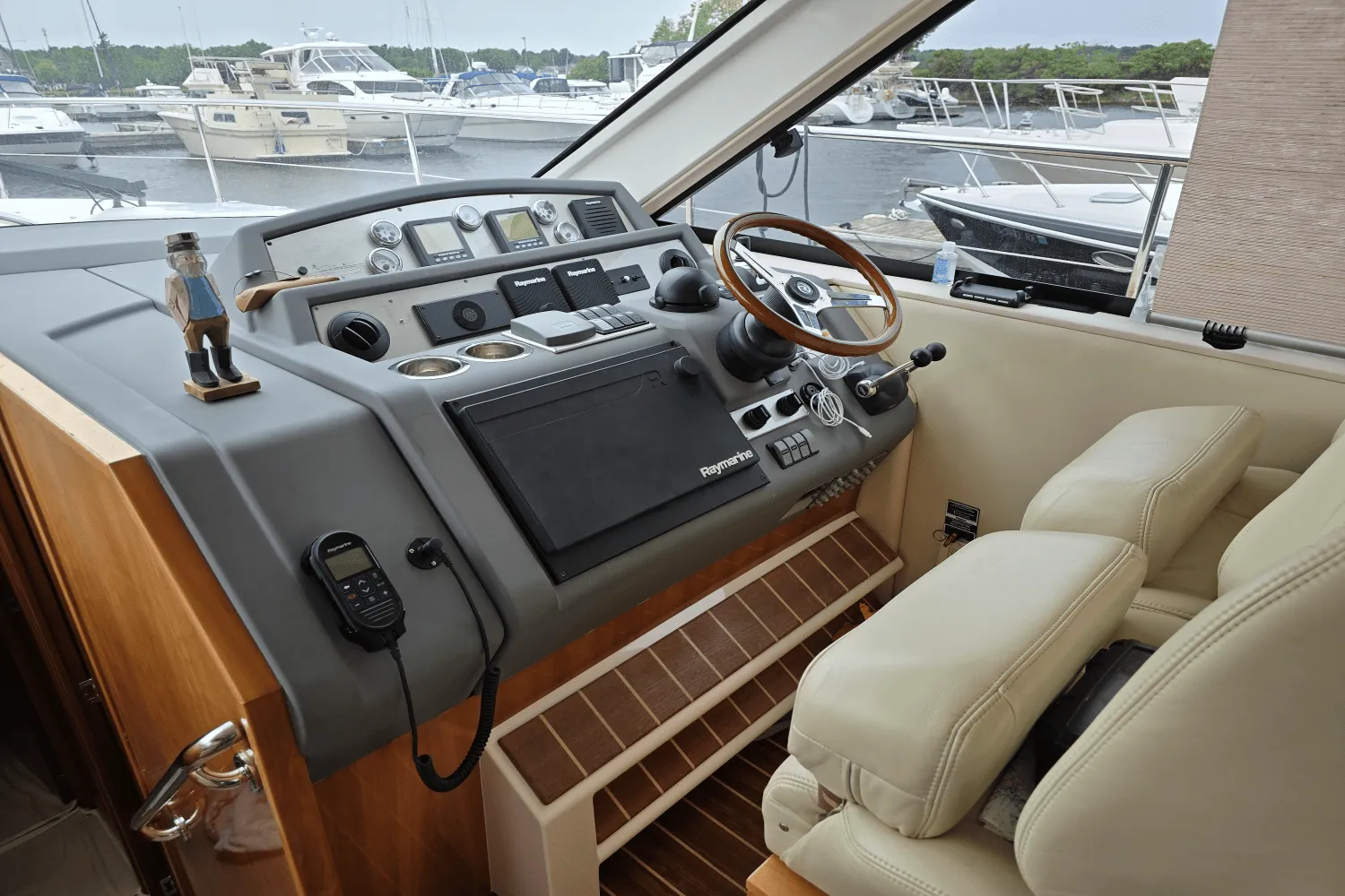2009 Riviera 4400 SPORT YACHT Image Thumbnail #21