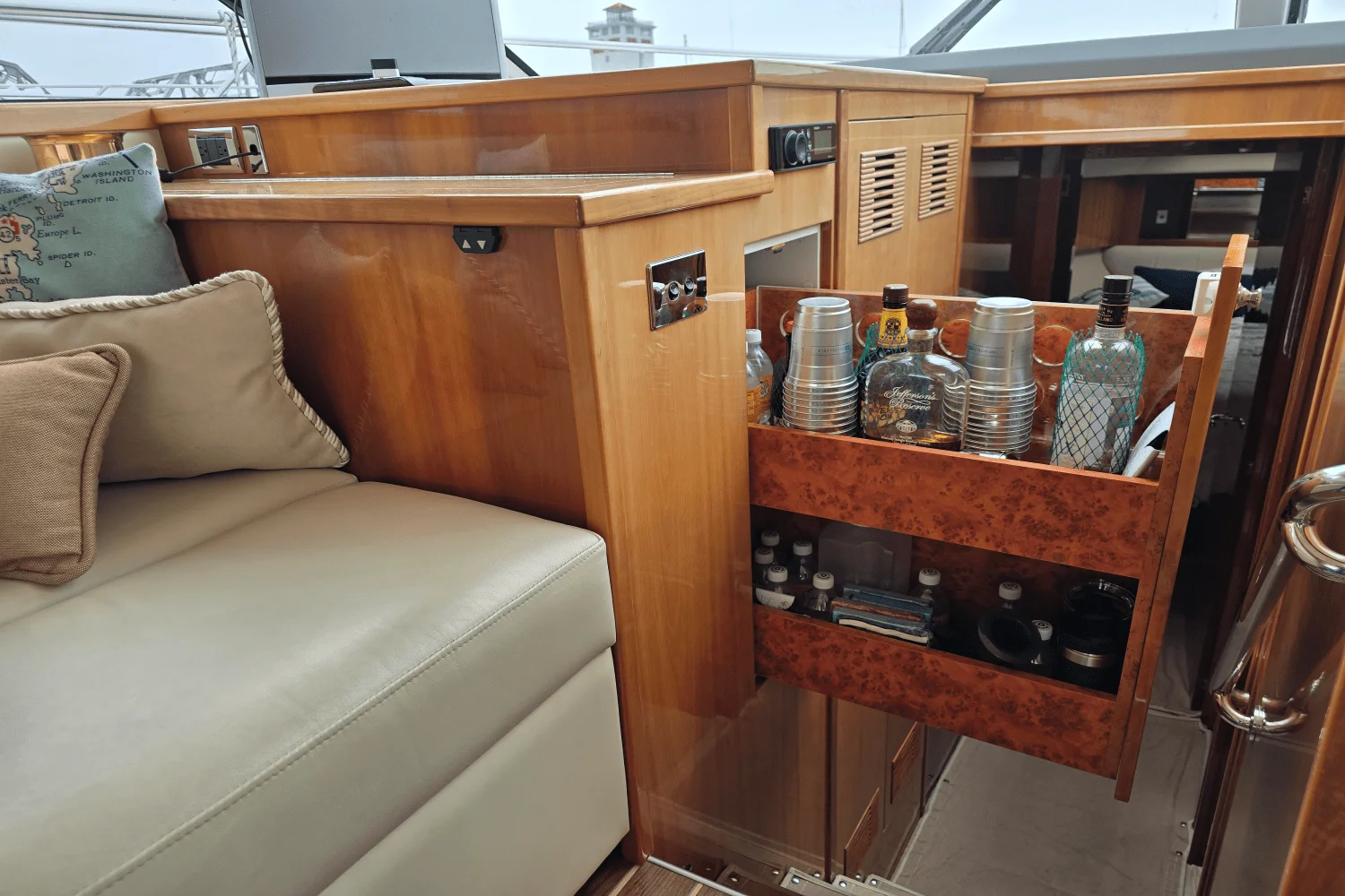 2009 Riviera 4400 SPORT YACHT Image Thumbnail #26