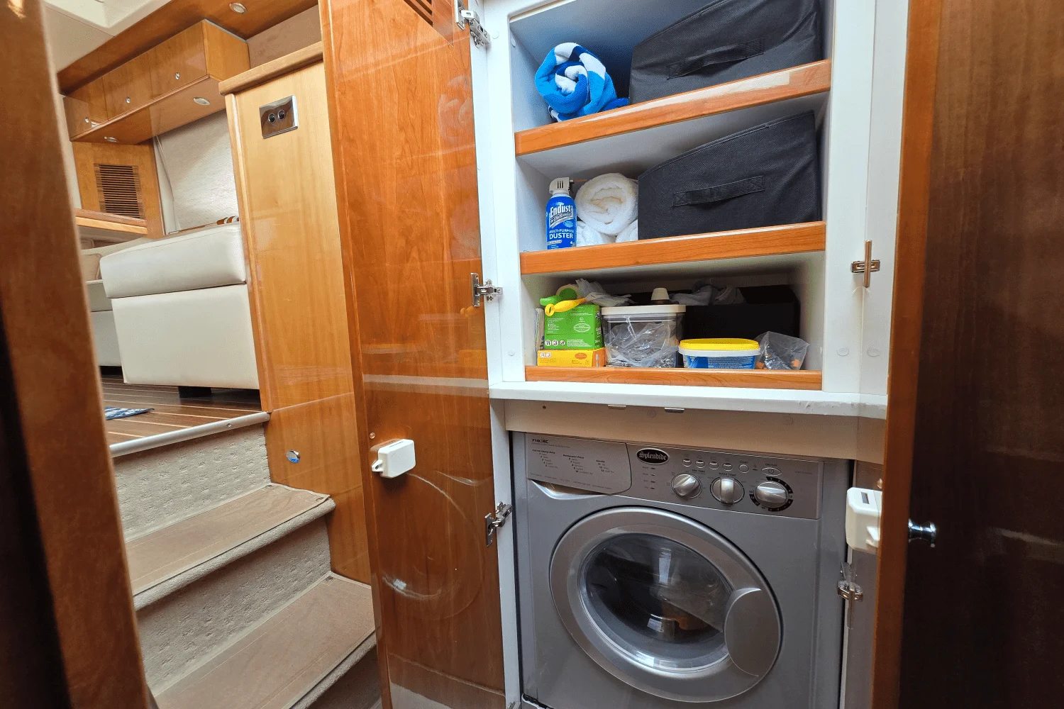 2009 Riviera 4400 SPORT YACHT Image Thumbnail #33