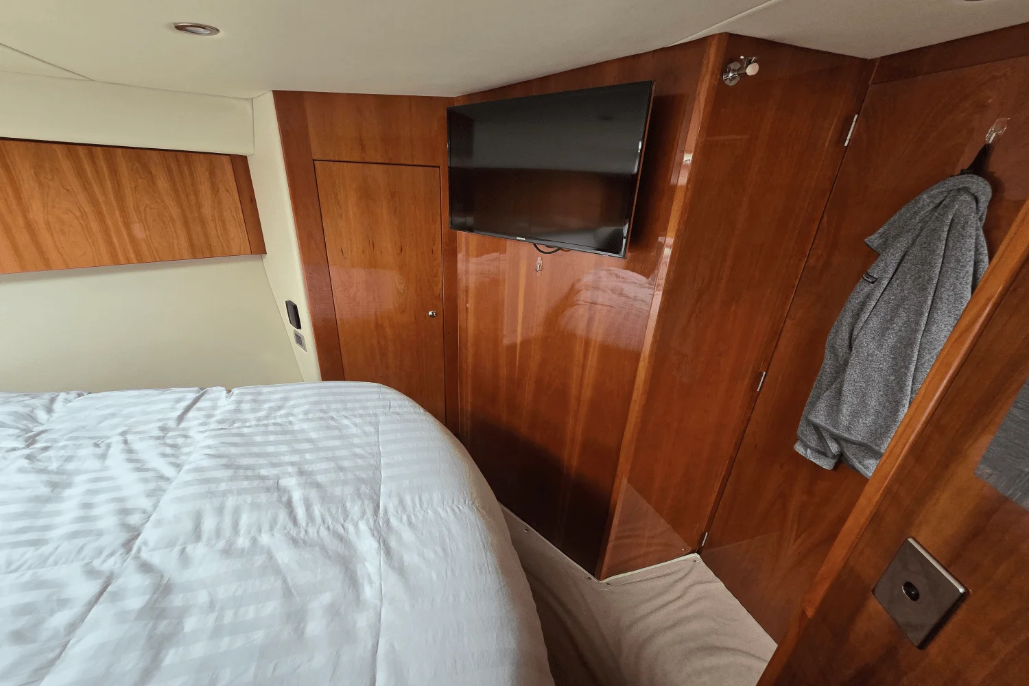 2009 Riviera 4400 SPORT YACHT Image Thumbnail #28