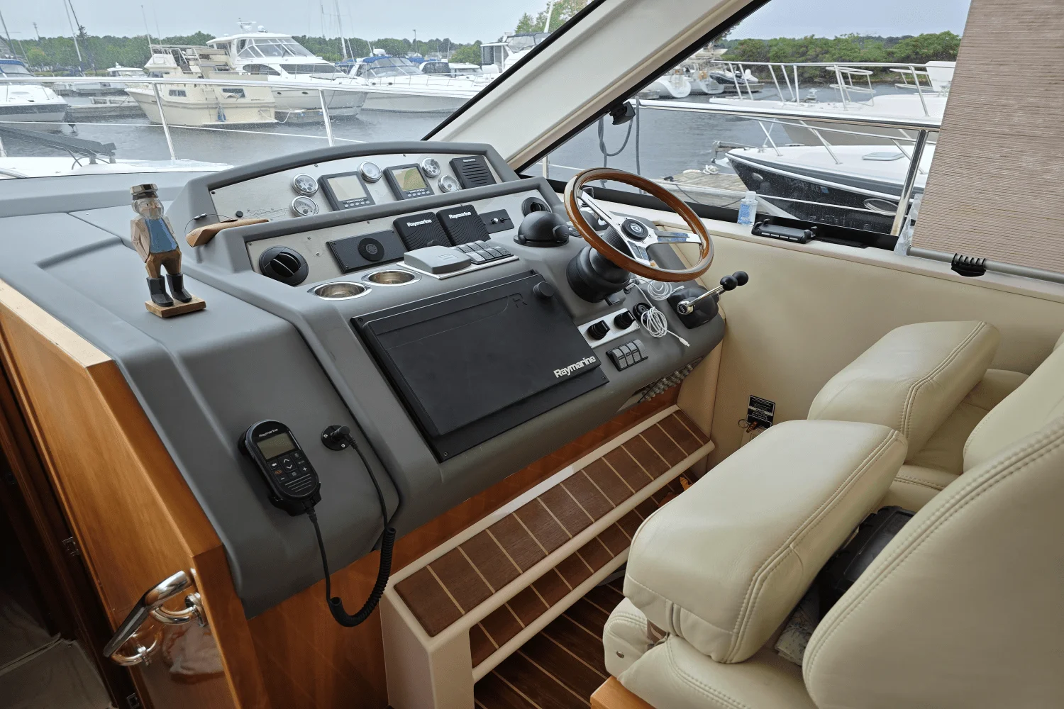 2009 Riviera 4400 SPORT YACHT Image Thumbnail #21
