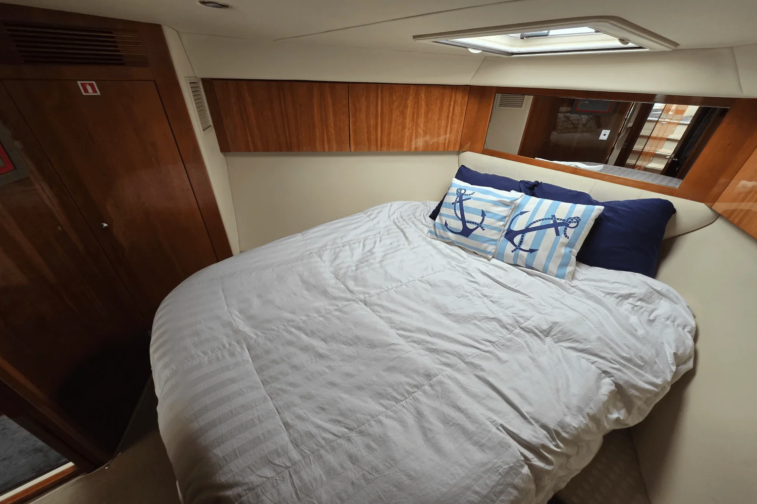 2009 Riviera 4400 SPORT YACHT Image Thumbnail #27