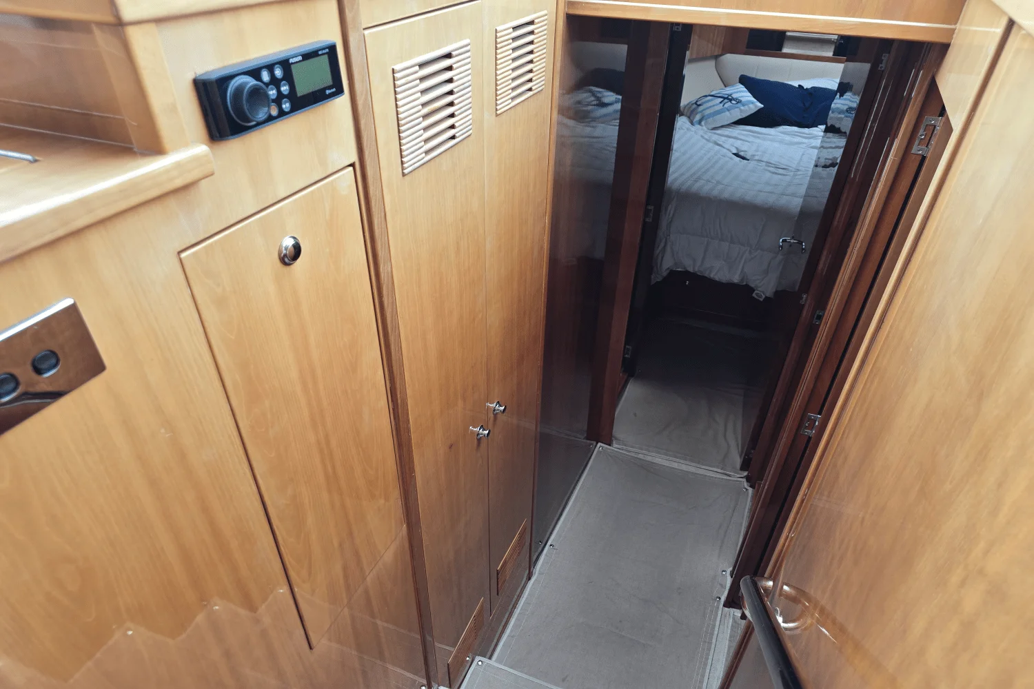 2009 Riviera 4400 SPORT YACHT Image Thumbnail #25